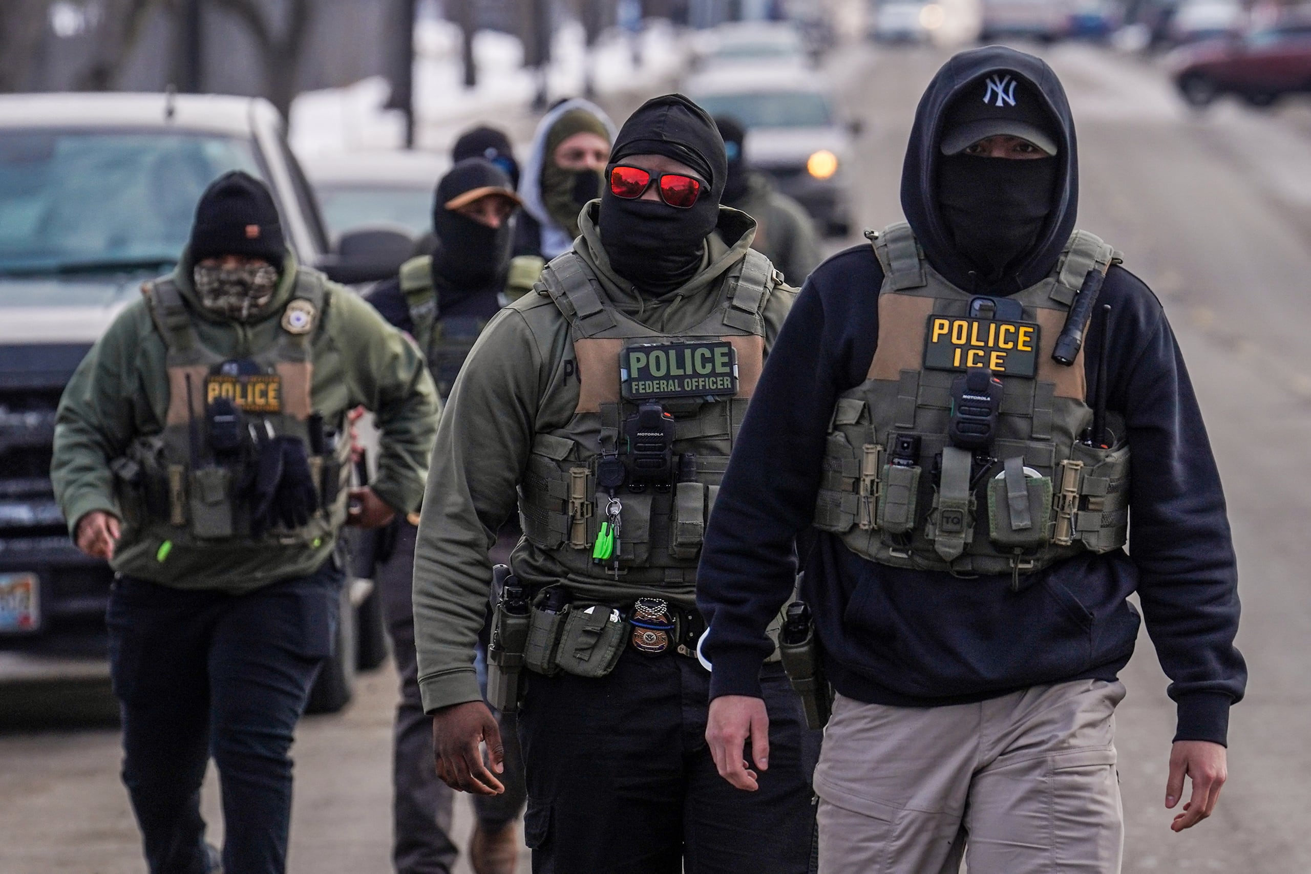 Defensores de los derechos civiles expresaron su alarma con relación al plan y destacaron que los agentes del ICE ya son blanco de críticas por su uso de la fuerza o rendición de cuentas al momento de ejecutar la ofensiva migratoria de Trump.