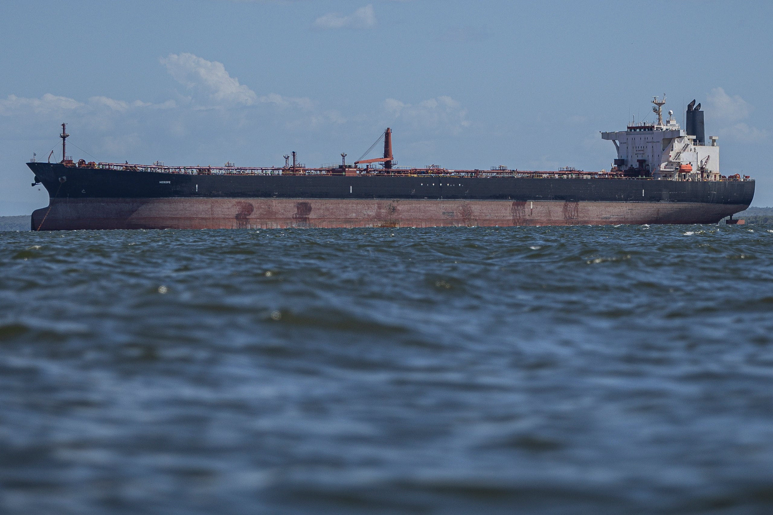 La secuencia se difunde junto al siguiente mensaje: “La Armada ha comenzado a escoltar a los buques que transportan productos petrolíferos que salen del país, tras el reciente robo a un petrolero venezolano por parte de Estados Unidos (sic)”.