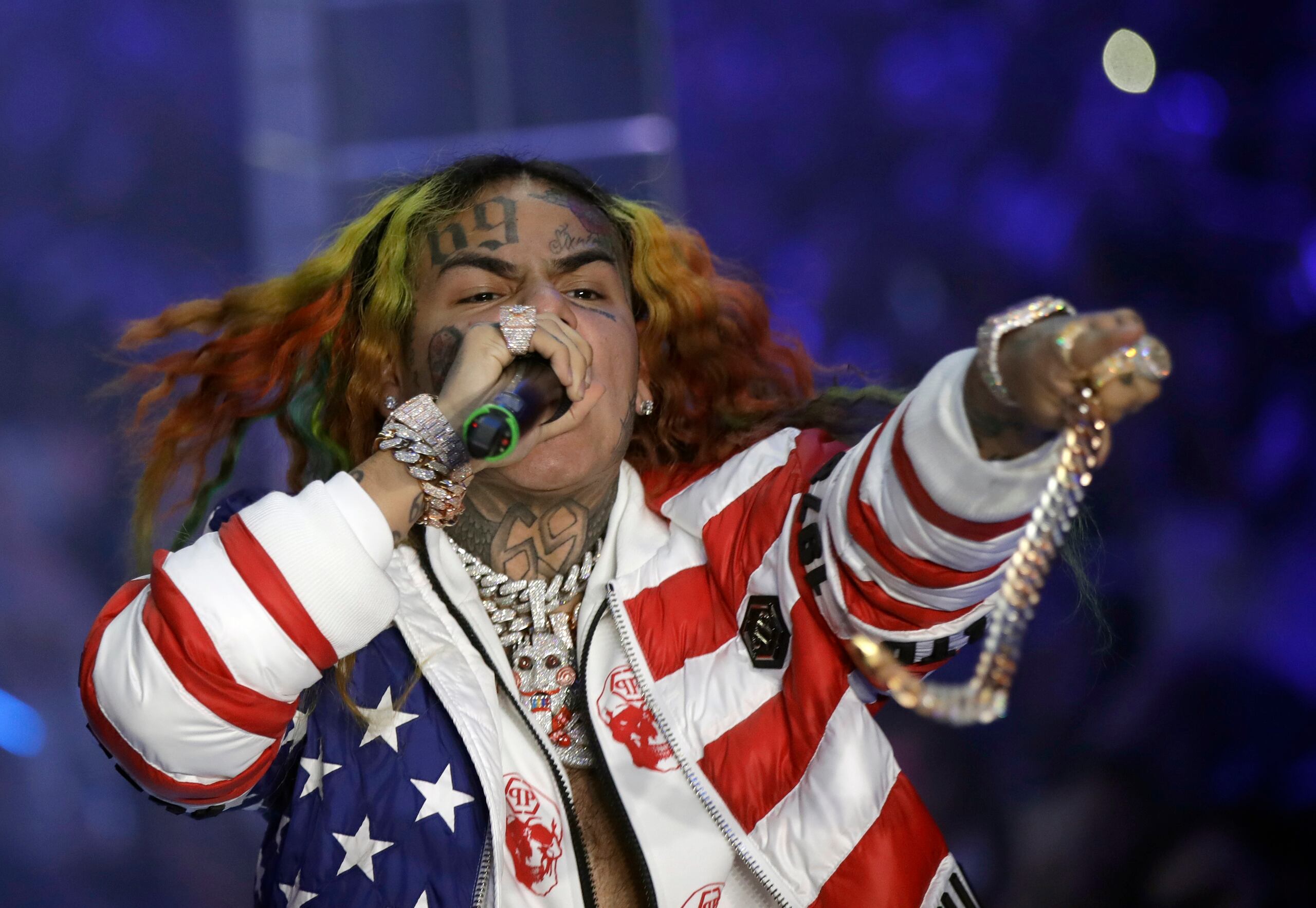 En el 2021, Alexis Salaberrios acusó a 6ix9ine de agredirla dentro de Gold Rush Cabaret en Miami, causándole heridas que tuvieron que suturar con grapas cuando supuestamente el rapero trató de golpear a otra persona que lo llamó rata, pero falló e hirió a la modelo.