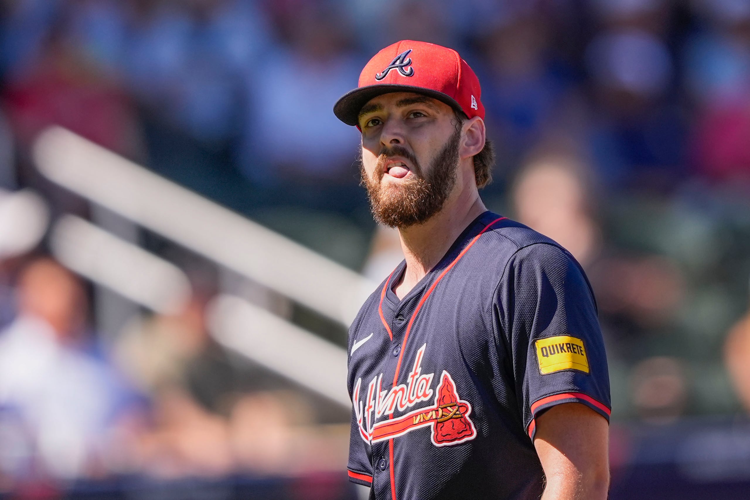 El lanzador de los Braves de Atlanta, Ian Anderson, camina hacia el dugout después de ser retirado en la segunda entrada de un juego de béisbol de entrenamiento de primavera en North Port, Florida, el domingo 23 de febrero de 2025.