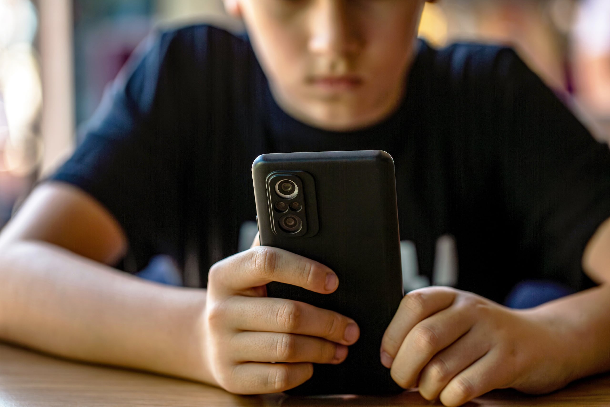 Según las estadísticas, 93.9% de los jóvenes utilizan el teléfono celular para acceder a ese contenido.