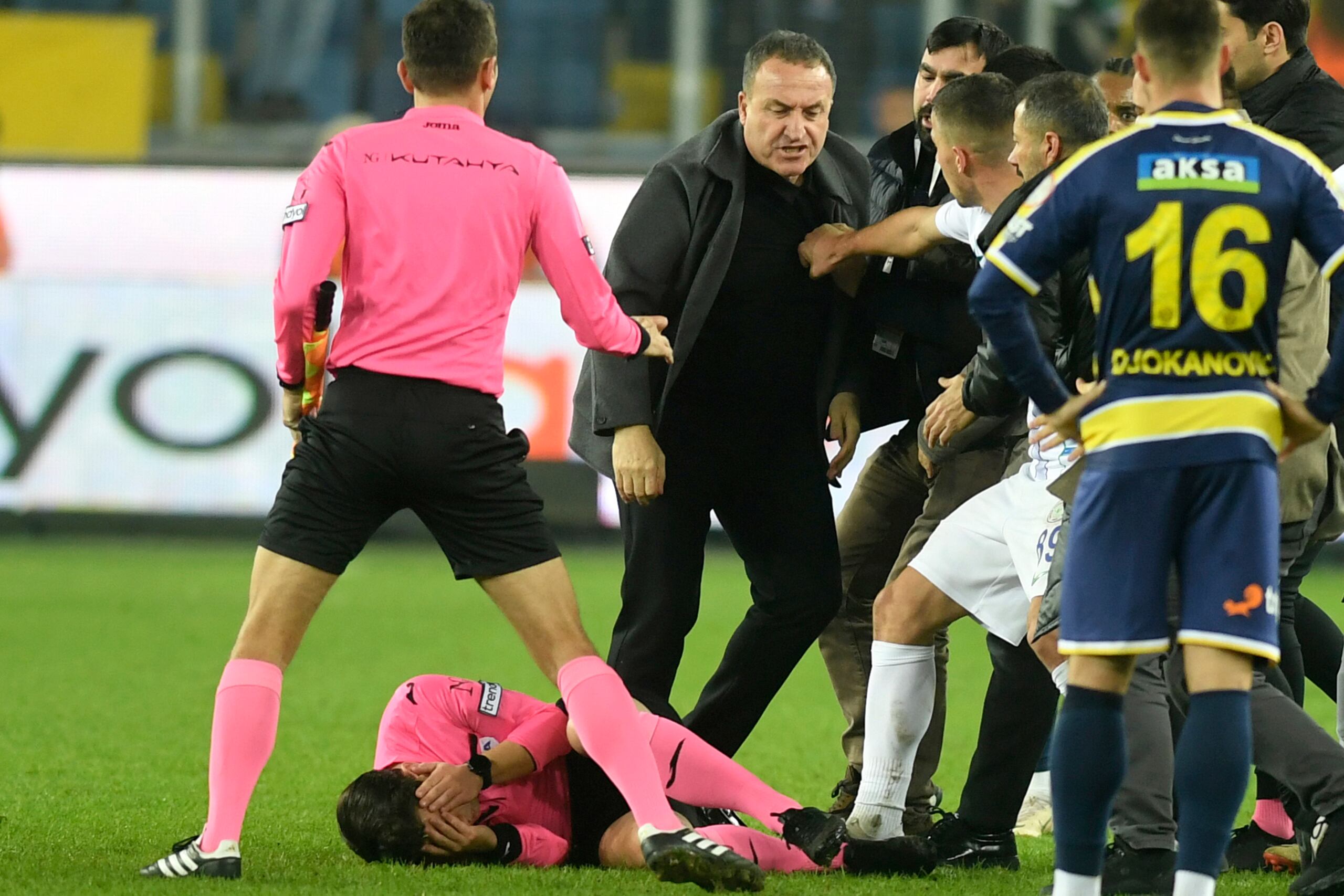 Esta es la imagen que muestra al árbitro Halil Umut Meler caer al piso golpeado por el presidente del club MKE Ankaragucu, Faruk Koca, al centro.