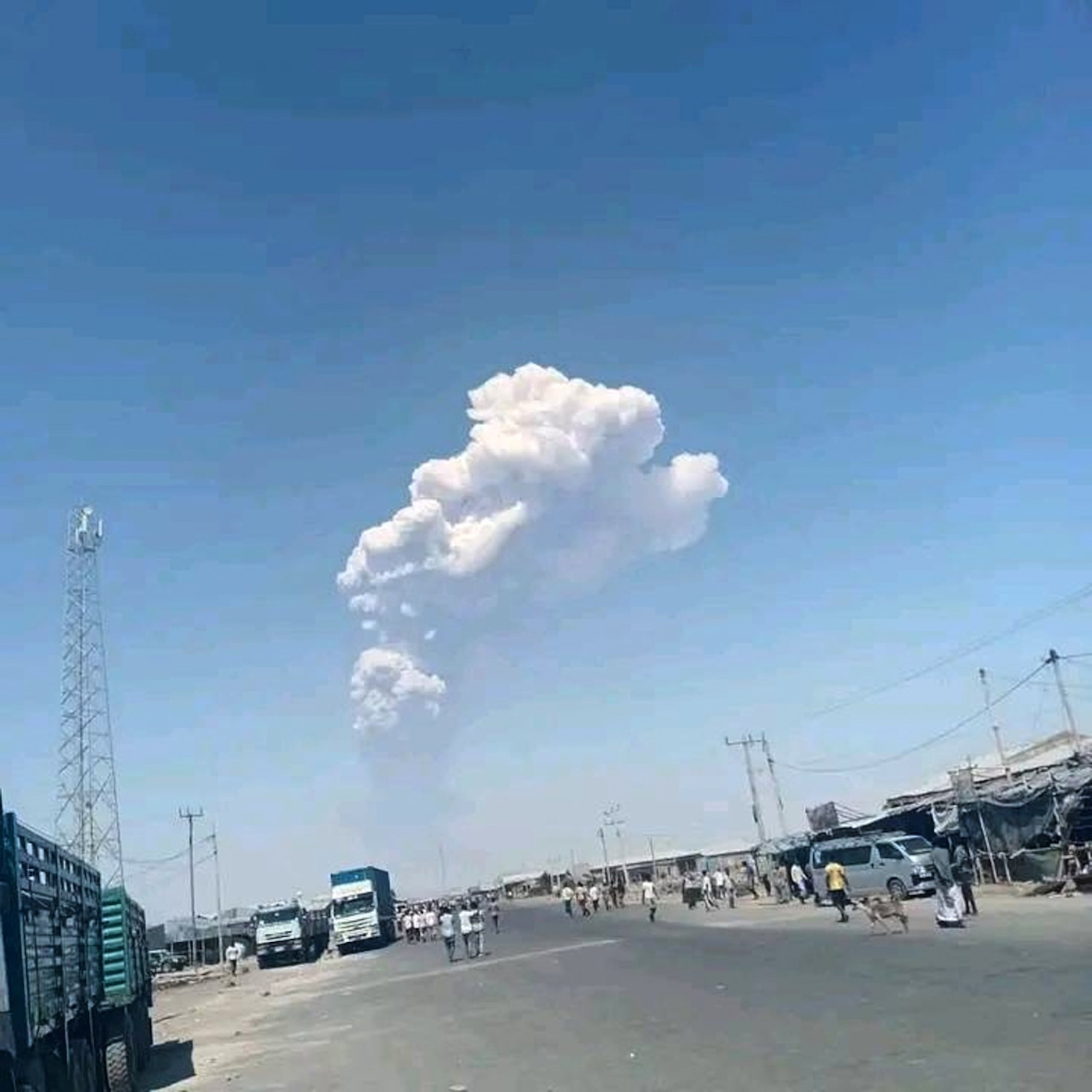En esta foto publicada por la Oficina de Comunicación del Gobierno de Afar, personas observan cómo la ceniza se eleva durante la erupción del volcán Hayli Gubbi, largamente inactivo, en la región de Afar, Etiopía, el 23 de noviembre.