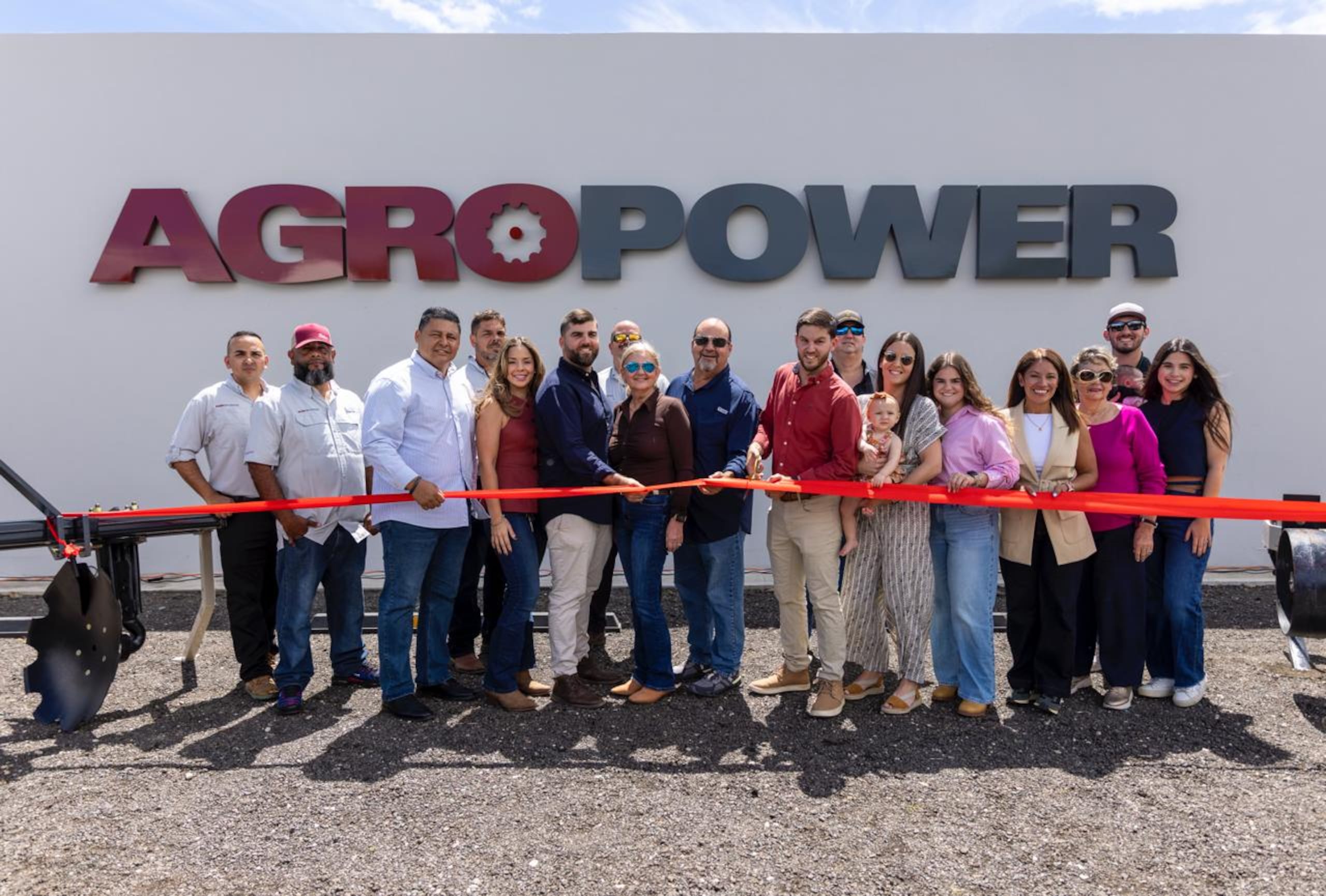 El exsecretario de Agricultura, Ramón González Beiró, familiares y empleados de AgroPower realizan el corte de cinta de la nuevas instalación.