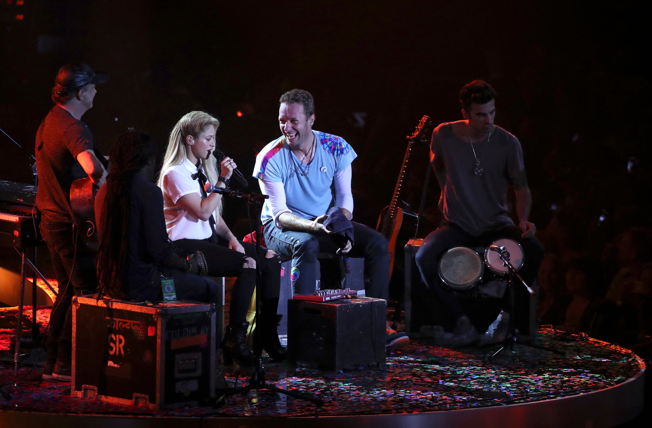 Shakira y Chris Martin de Coldplay cantando en el Global Citizen Festival G20 en Alemania en 2017.