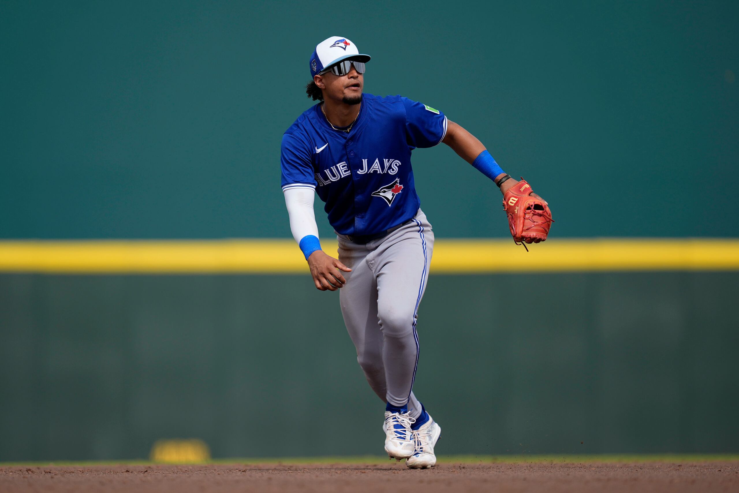El tercera base dominicano de los Blue Jays de Toronto, Santiago Espinal, observa un elevado en la sexta entrada del juego de exhibición ante los Pirates de Pittsburgh.
