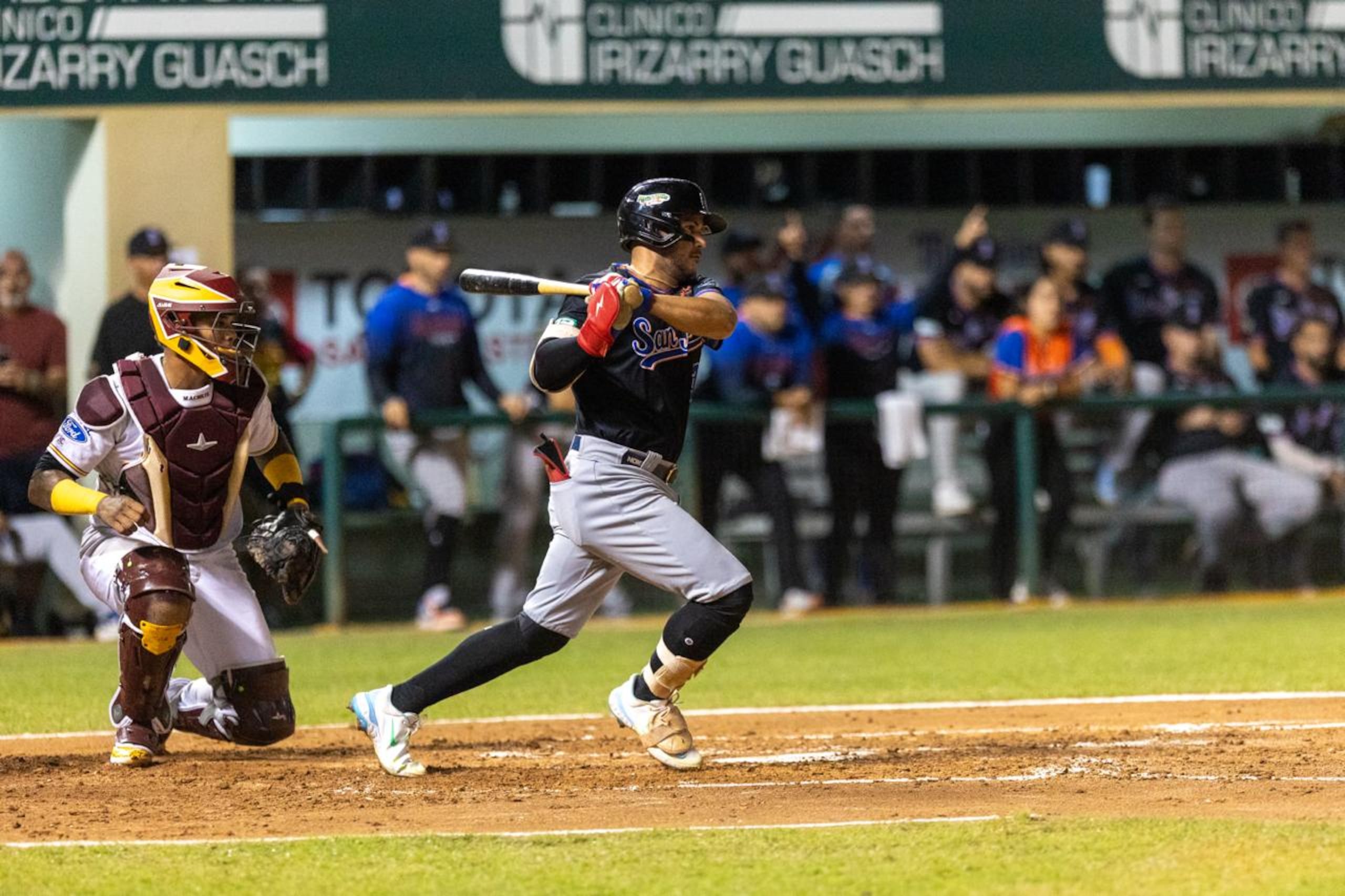 Vimael Machín dispara un hit durante el quinto juego de la serie final de la LBPRC entre los Senadores y los Indios.