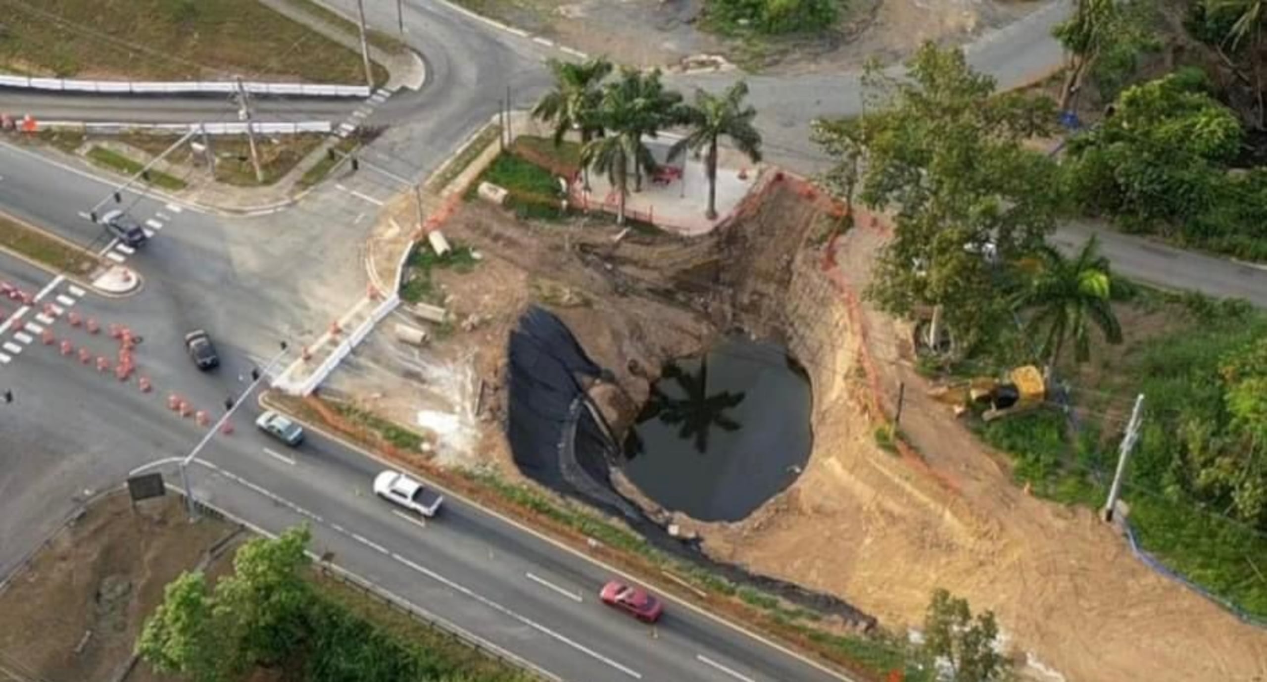 El socavón en la PR-5, en Naranjito, se produjo luego de unas fuertes lluvias en abril del 2023.