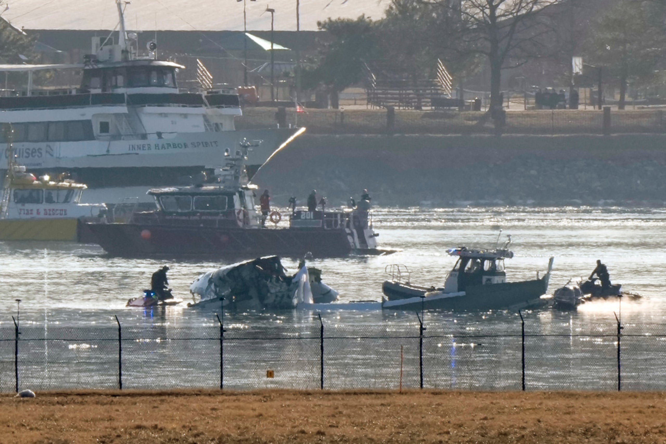 Los esfuerzos de búsqueda y rescate se observan alrededor del sitio del siniestro en el río Potomac, cerca del Aeropuerto Nacional Ronald Reagan de Washington, durante la madrugada del 30 de enero de 2025, en Arlington, Virginia.