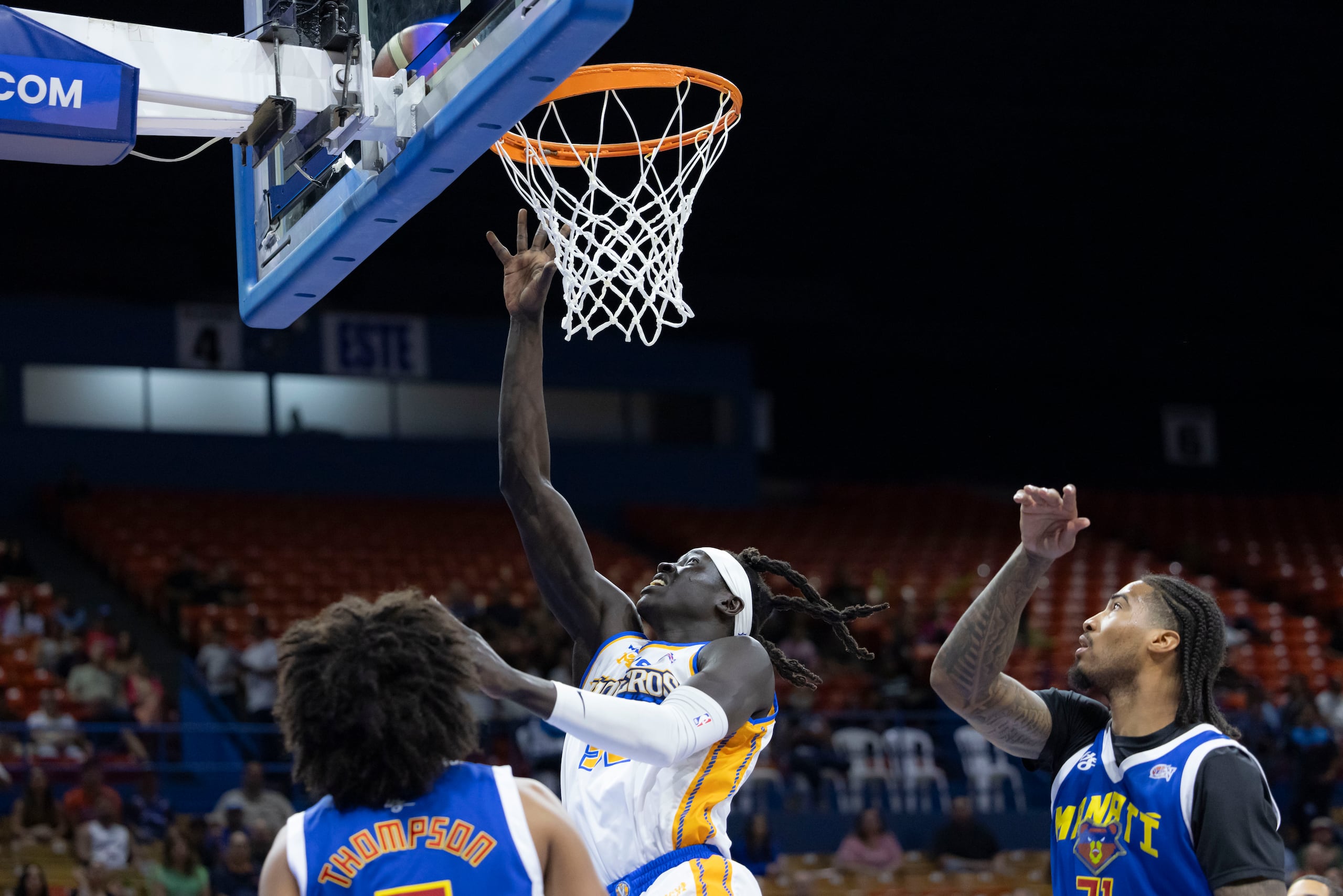 Wenyen Gabriel, de los Vaqueros de Bayamón, ataca al canasto frente a la defensa de los Osos de Manatí.