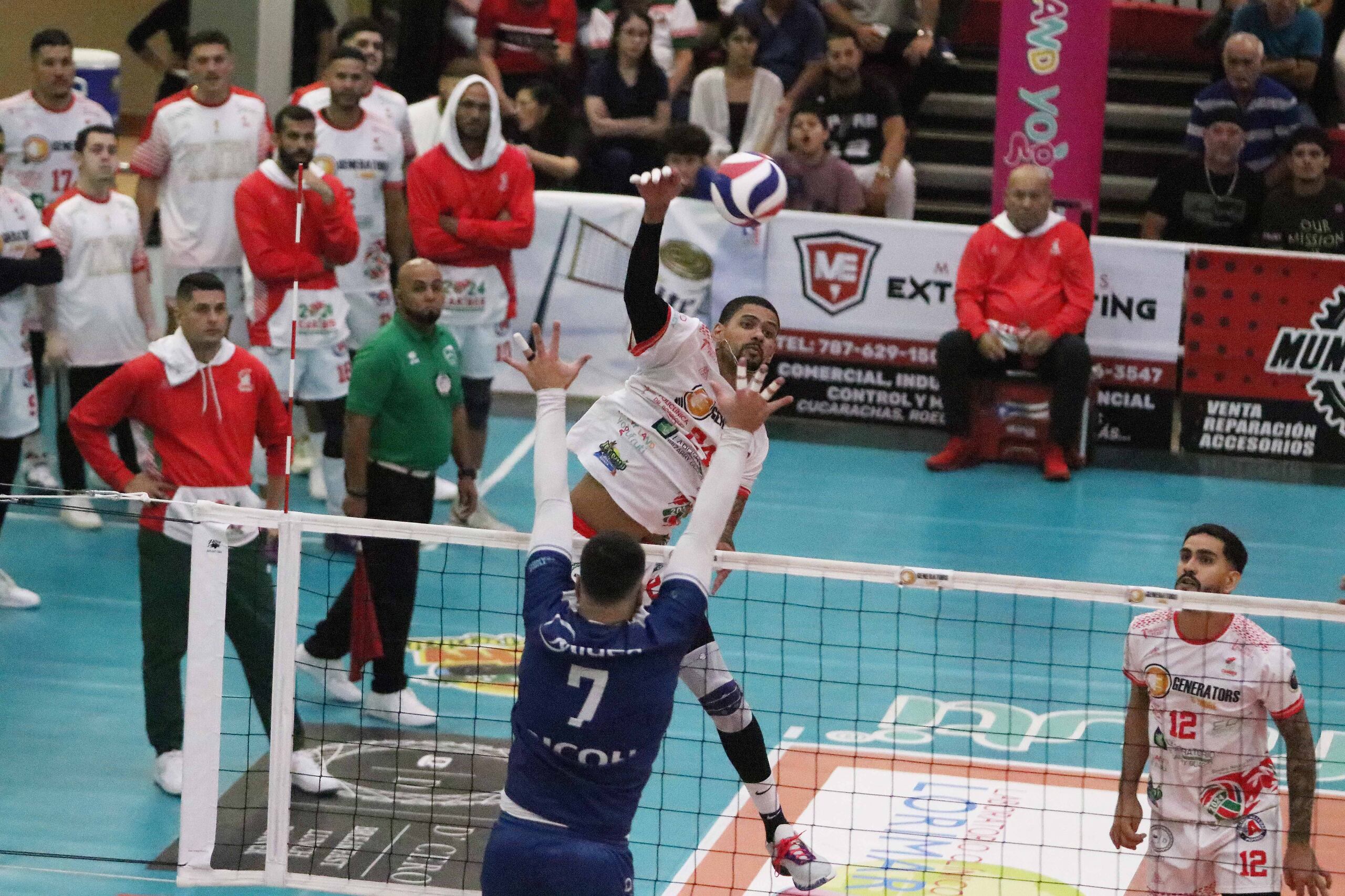 Jalen Penrose y los Caribes de San Sebastián reciben el tercer juego de la serie final del Voleibol Superior en el Coliseo Luis Aymat Cardona.