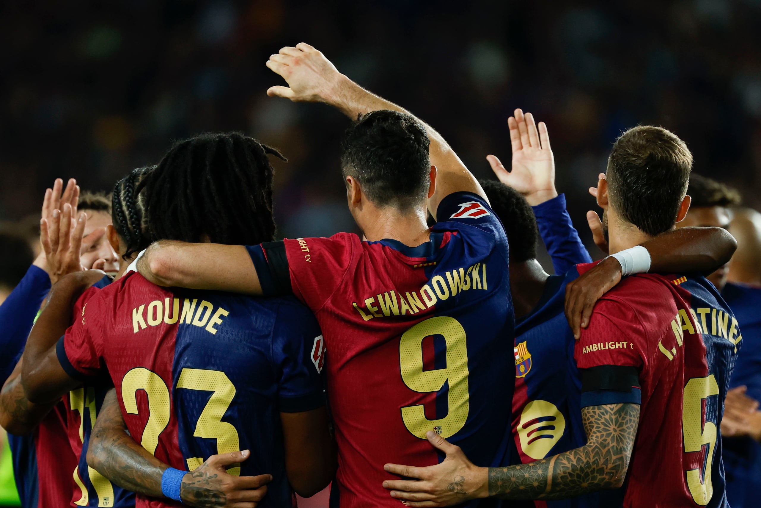 Robert Lewandowski, al centro, celebra con sus compañeros luego de marcar de gol.