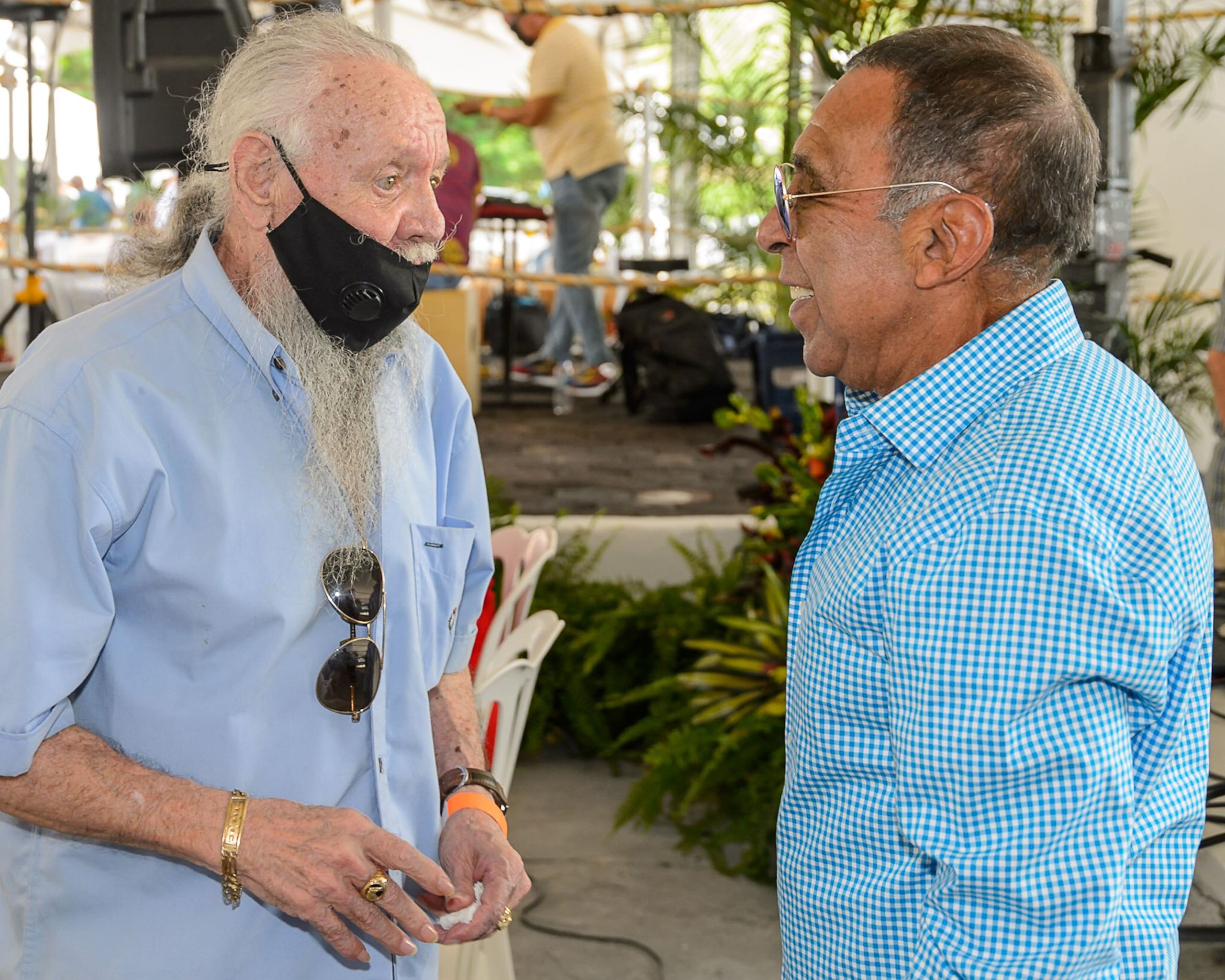 Eddie Belminte -izq- y Ángel 'Junior' Cordero conversan durante la subasta del potrero Los Llanos. (Cortesía/Carlos Manchego).