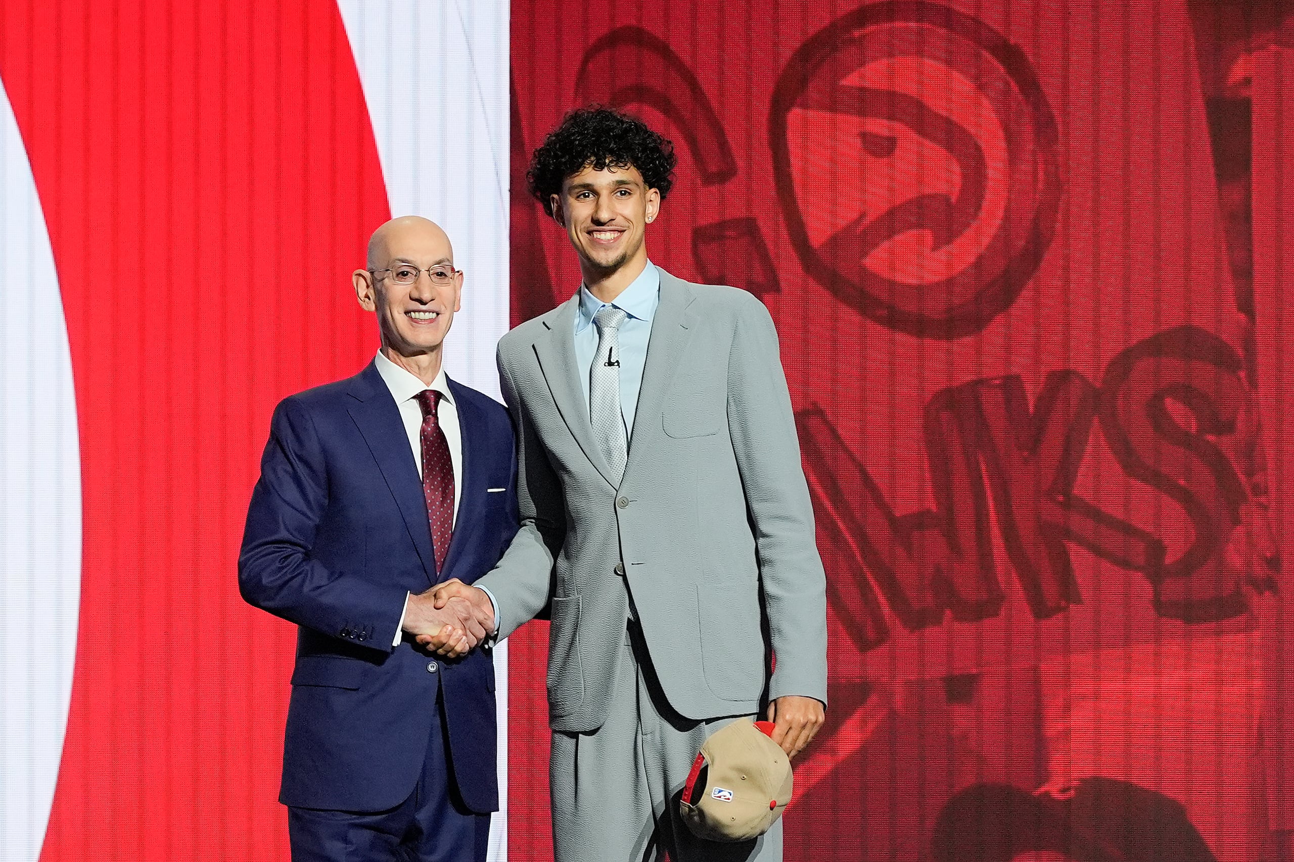 Zaccharie Risacher, a la derecha, posa para una fotografía con el comisionado de la NBA Adam Silver después de ser seleccionado como la primera selección general por los Atlanta Hawks en la primera ronda del draft de baloncesto de la NBA.