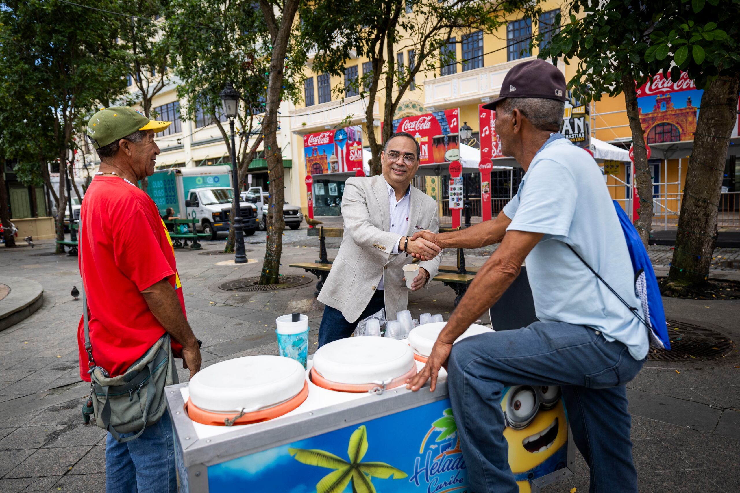 El cantante saludó espontáneamente a quienes se encontraba a su paso por las calles y plazas del Viejo San Juan, como lo haría cualquier vecino.