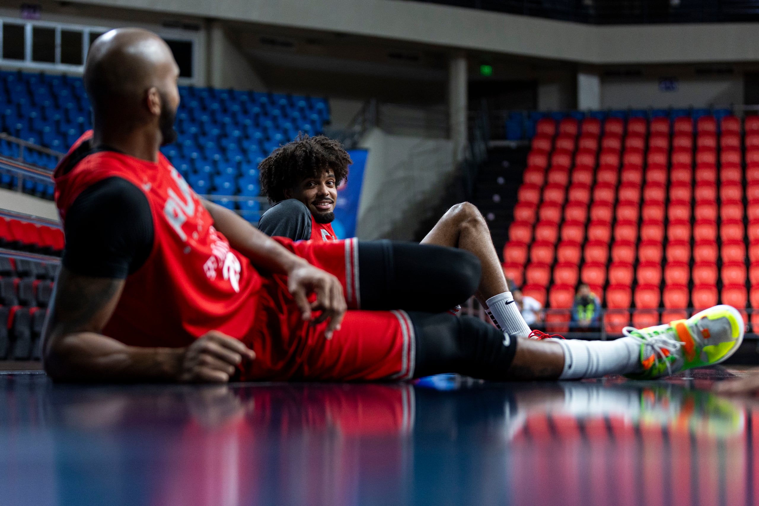 Ysmael Romero y Stephen Thompson Jr. conversan durante un espacio en la jornada de entrenamiento del martes.