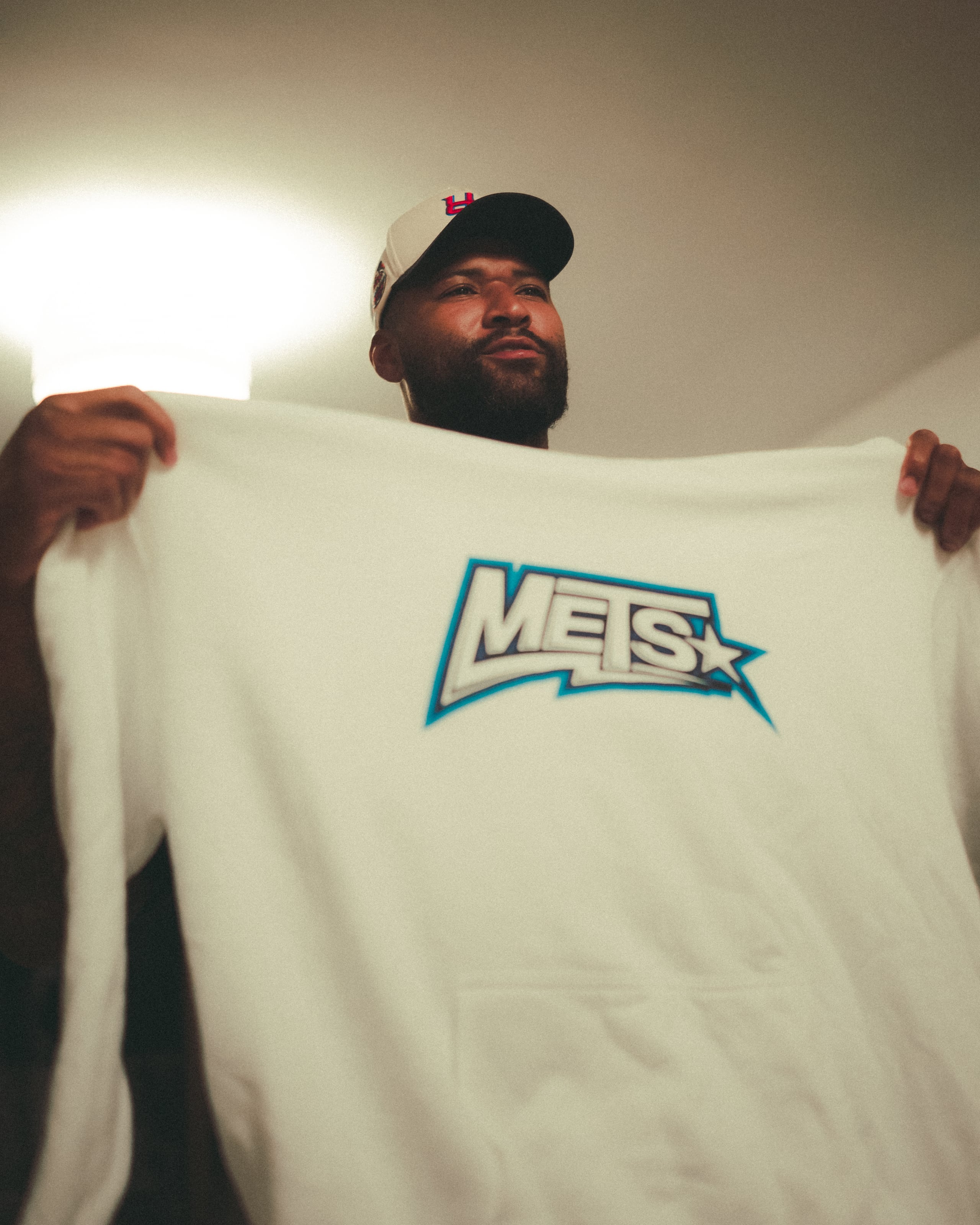 DeMarcus Cousins con un abrigo de los Mets de Guaynabo.