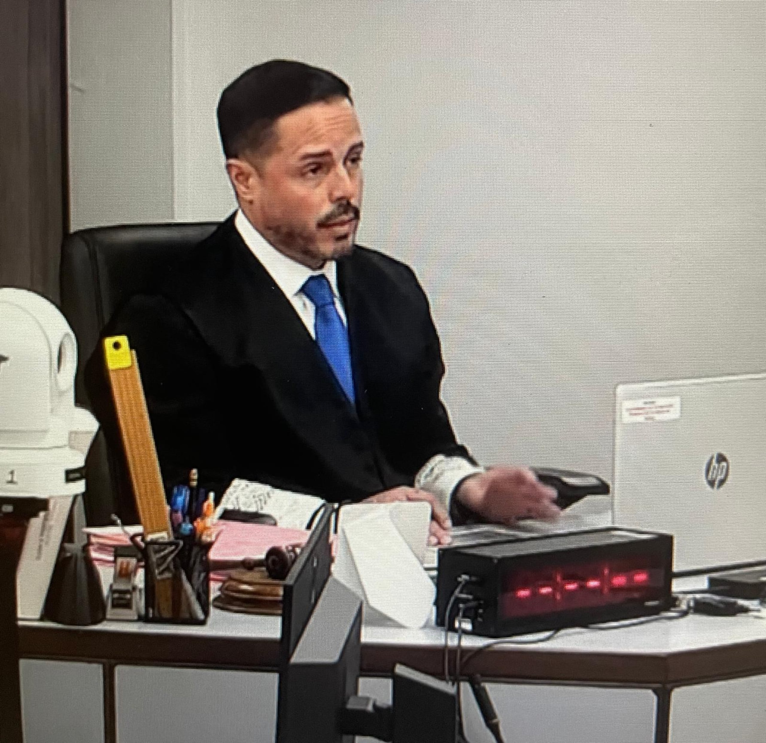 El juez Juan A. Reyes Colón, durante la vista de lectura de acusación contra Anthonieska Avilés Cabrera, por el crimen de Gabriela Nicole Pratts Rosario.