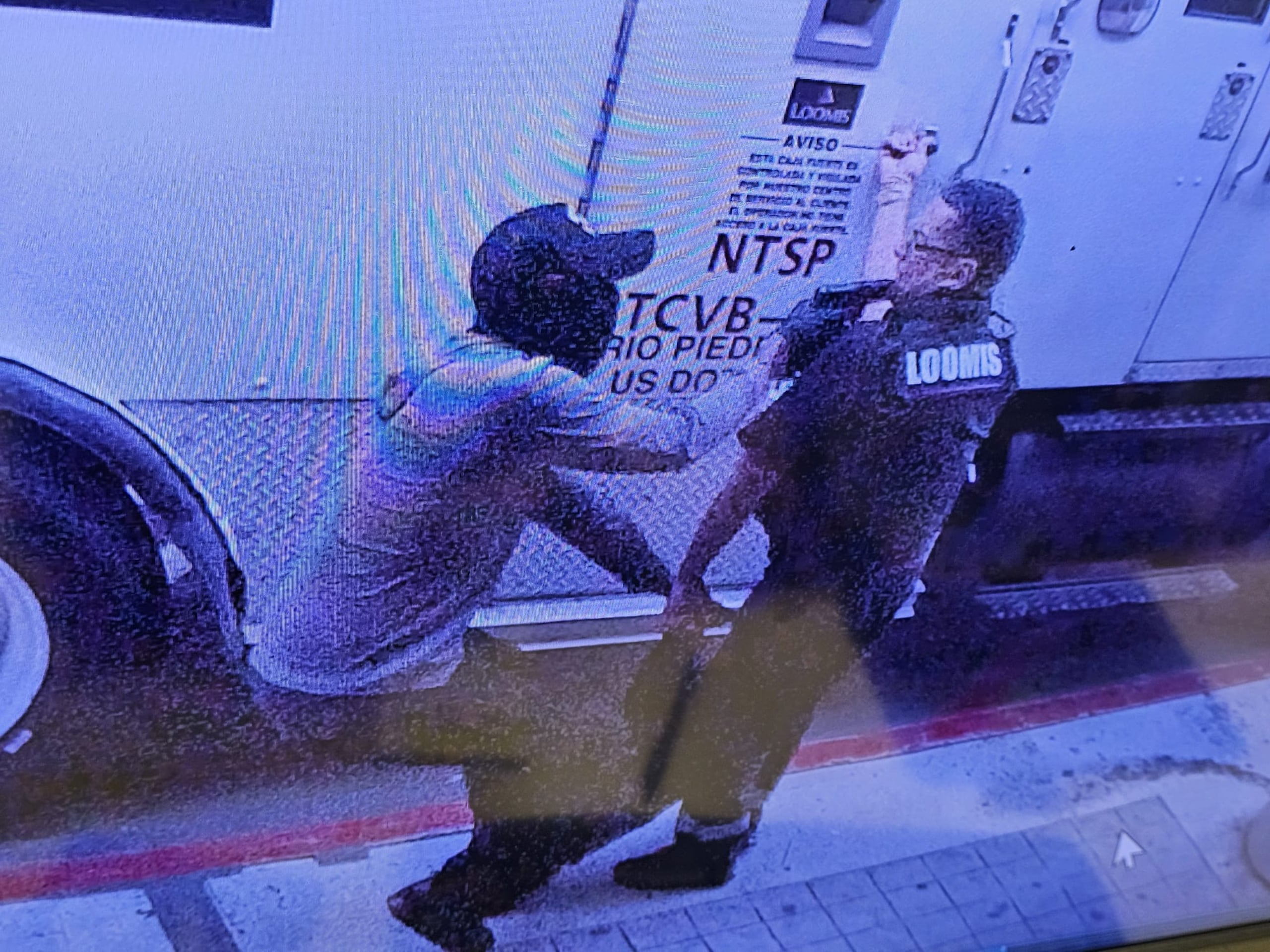 Las autoridades buscan al sospechoso de asaltar a un mensajero de la compañía Loomis Fargo a quien le arrebató tras encañonarlo, de unos $69,000.