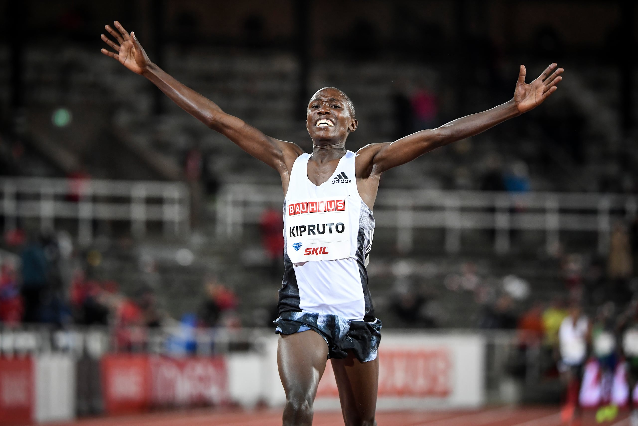El keniano Rhonex Kipruto celebra su victoria en los 10,000 metros masculino en la justa de la Liga Diamante, en Estocolmo, el 30 de mayo de 2019.