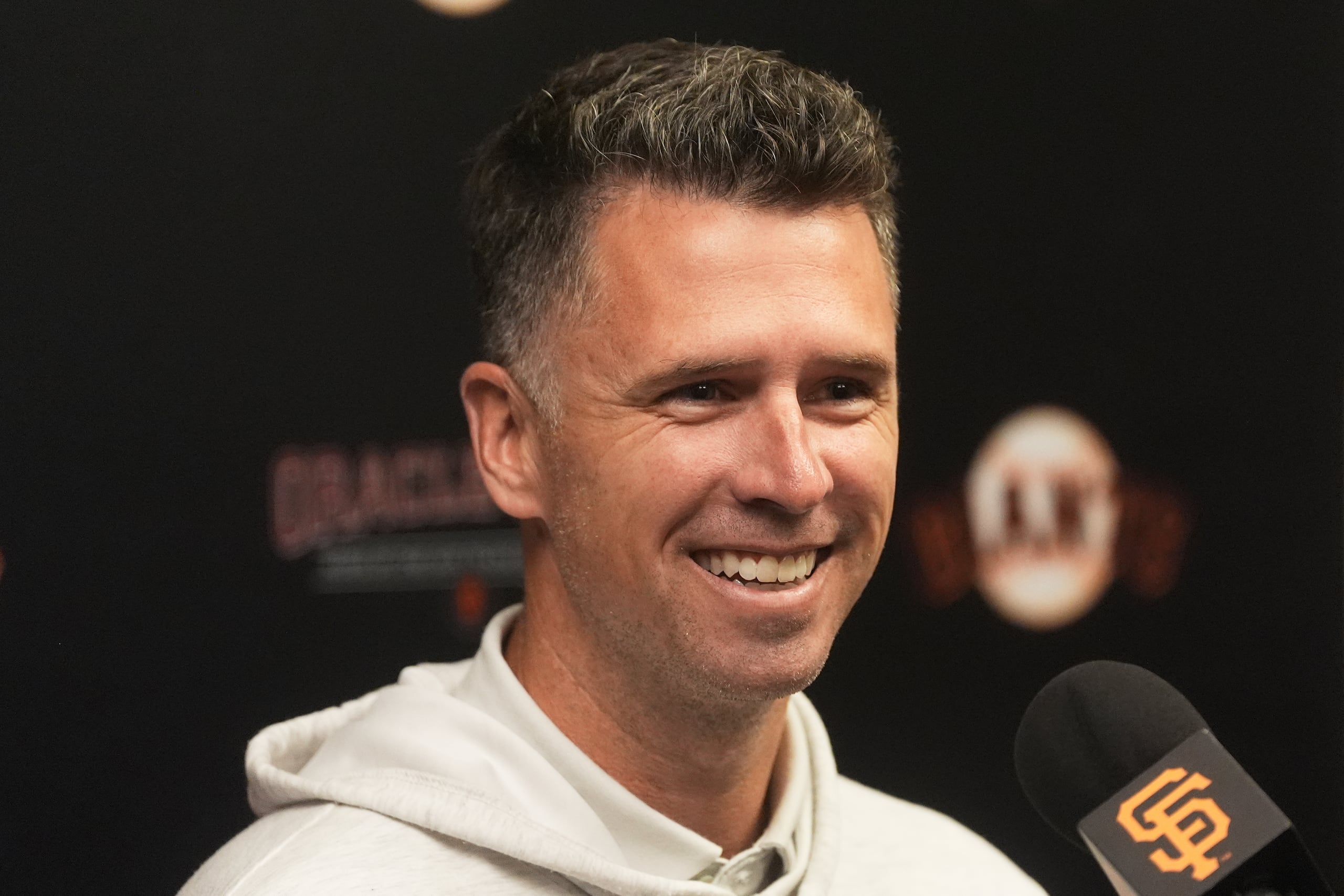 El presidente de operaciones de béisbol de los Giants de San Francisco, Buster Posey, sonríe mientras habla en una rueda de prensa en San Francisco, el miércoles 1 de octubre de 2025. (AP Photo/Jeff Chiu)