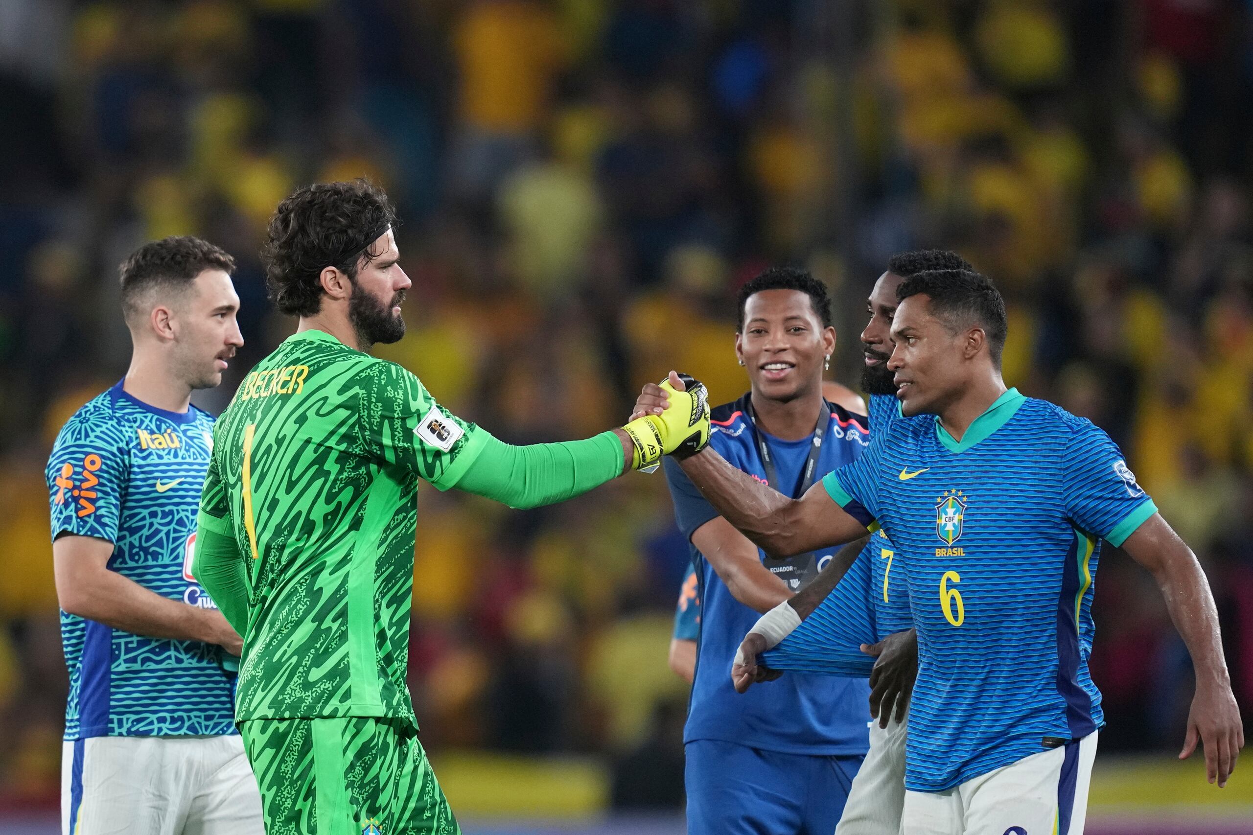 El portero de Brasil Alisson saluda a Alex Sandro de Ecuador tras la eliminatoria sudamericana al Mundial2 026 el jueves 5 de junio del 2025. (AP Foto/Dolores Ochoa)