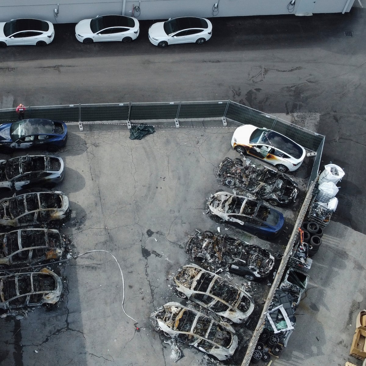 16 vehículos Tesla son destruidos en un incendio en Roma - Primera Hora