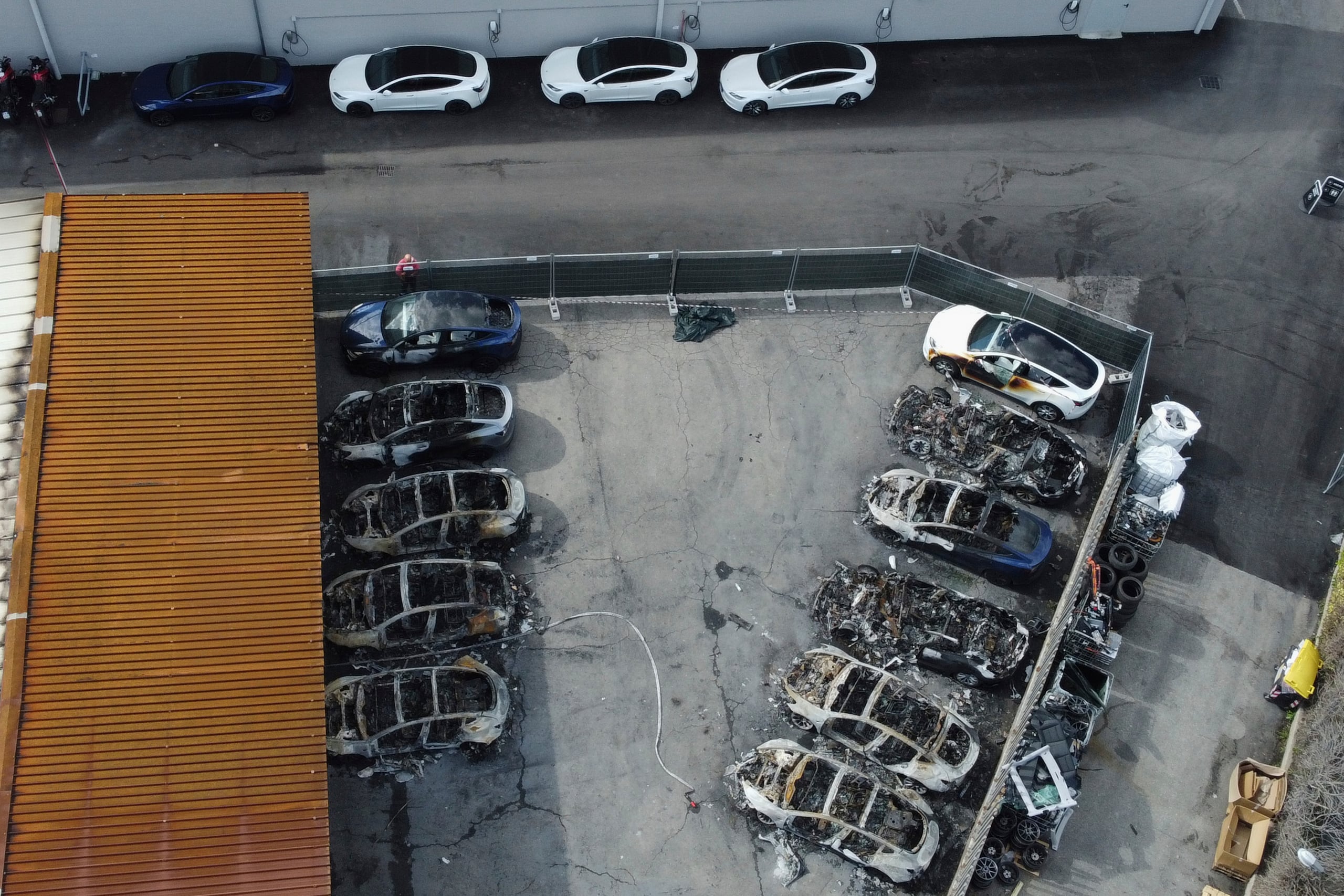 Vehículos Tesla calcinados en una distribuidora en las afueras de Roma, el lunes 31 de marzo de 2025. (AP Foto/Alessandra Tarantino)