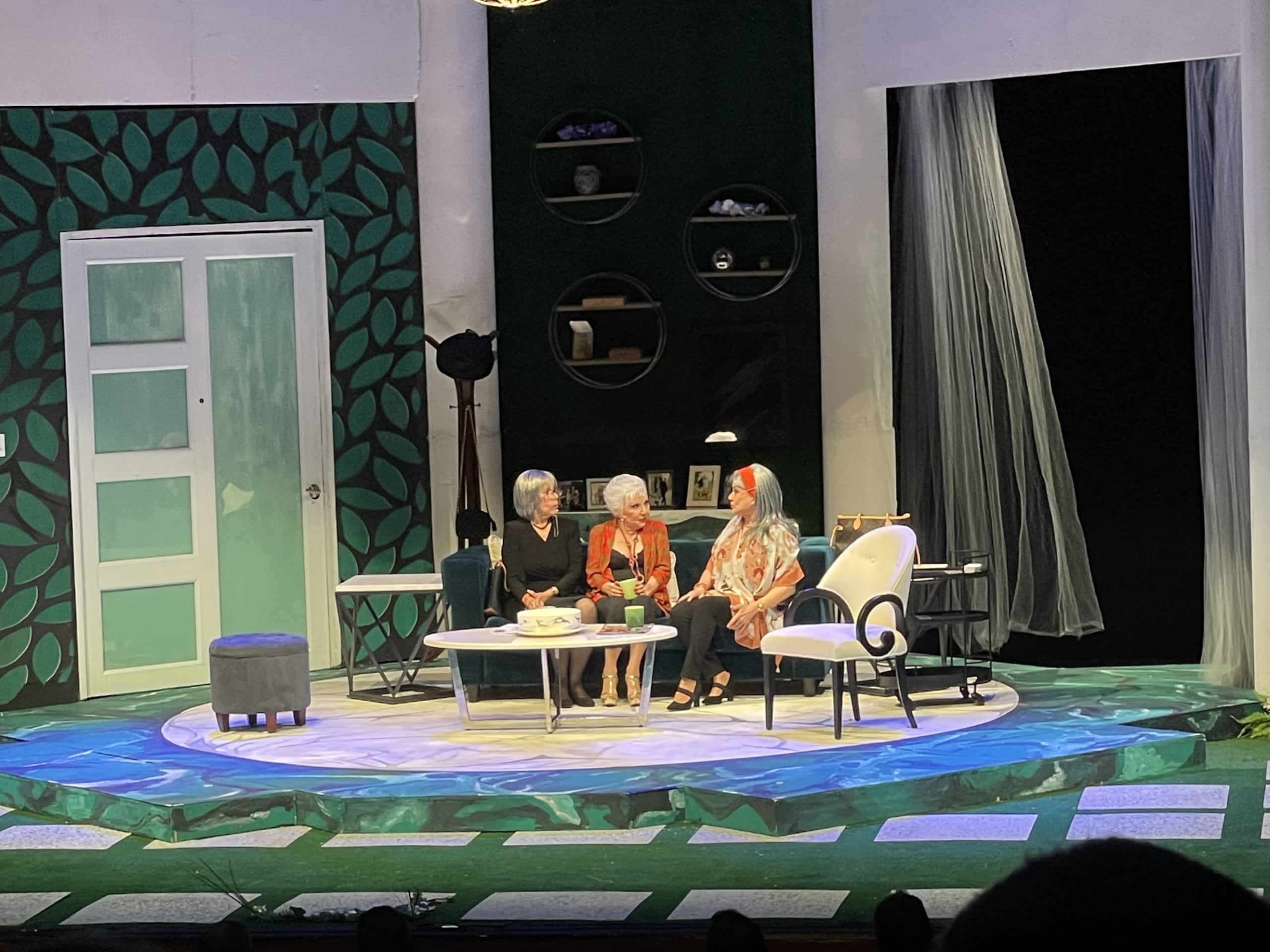Las actrices Johanna Rosaly, Angela Meyer y Marilyn Pupo llevan sus personajes con un dominio que las hace proyectarse con naturalidad, cómodas y muy divertidas.