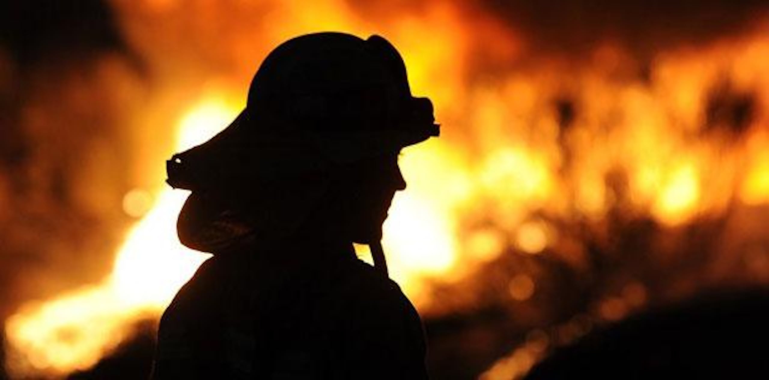 La casa rodante estaba envuelta en llamas cuando los bomberos llegaron al lugar el miércoles a eso de las 2:30 de la madrugada. (Archivo)