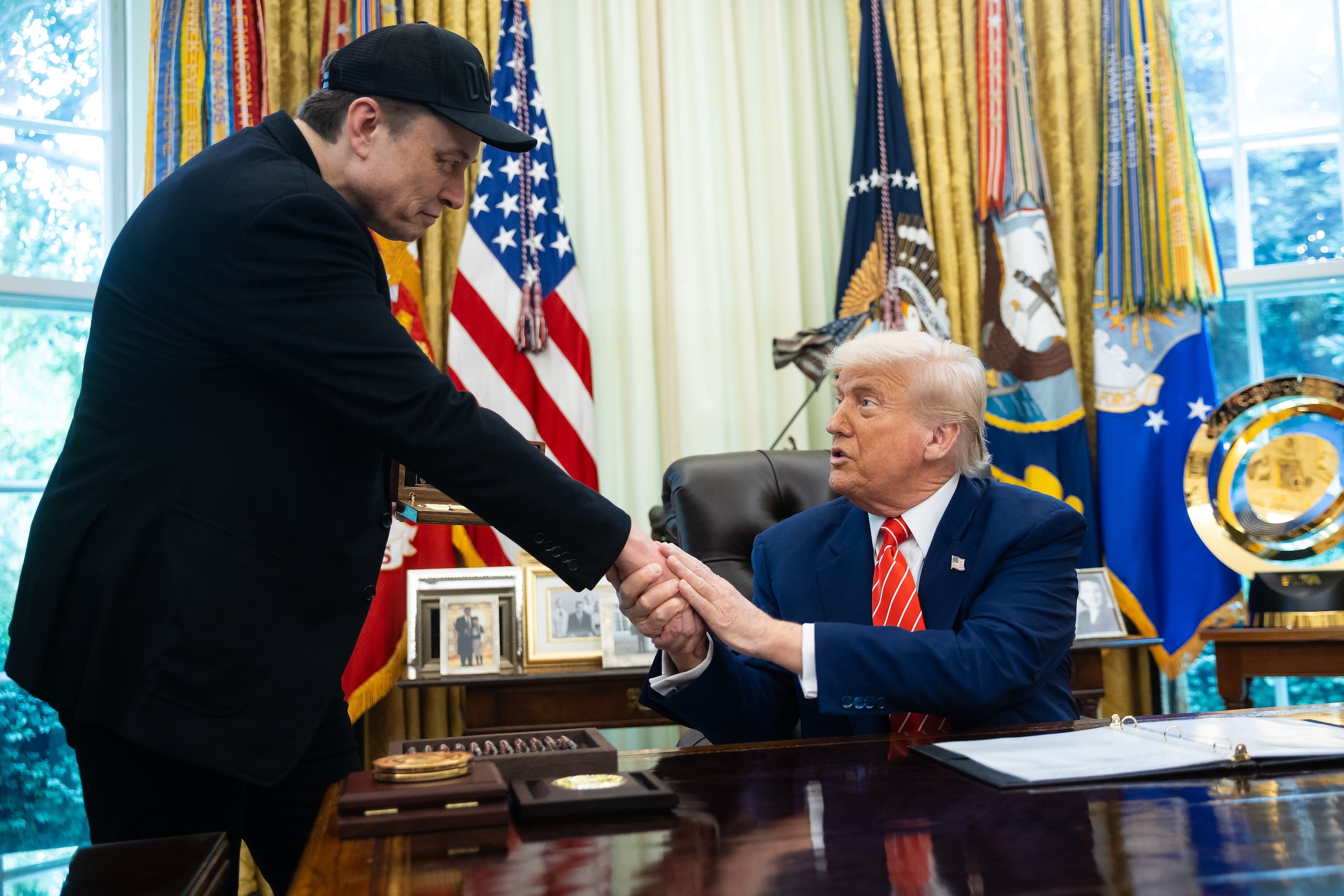 “Seguiré visitándolo y seré amigo y asesor del presidente. Espero con ansias volver a estar en esta increíble sala”, declaró Musk desde el Despacho Oval, donde vistió una gorra que ayudaba a disimular un moretón en su ojo.
