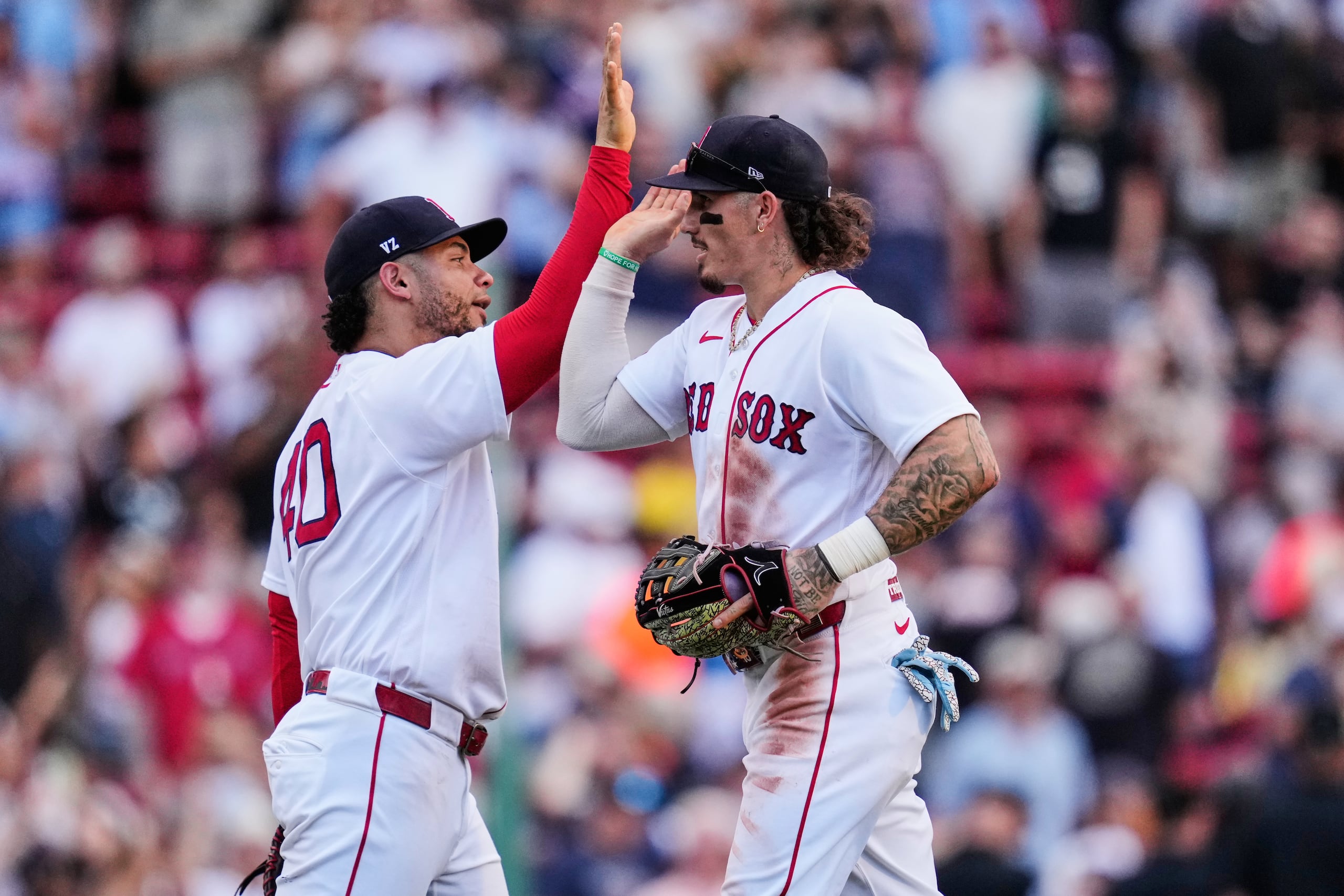 Jarren Duran y Willson Contreras celebran luego de la victoria de los Red Sox de Boston sobre los Orioles de Baltimore.