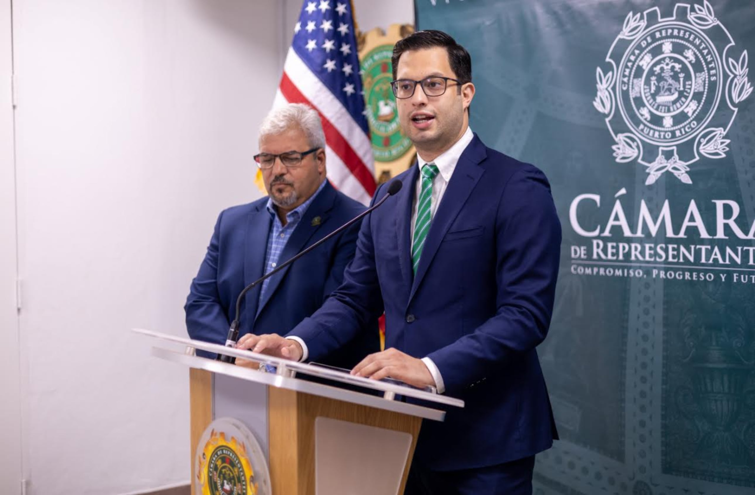 Los representantes populares Héctor Ferrer Santiago y Reinaldo Figueroa (a la izquierda) presentaron el PC 812, medida que busca fomentar la competencia lectora en los estudiantes del sistema público.