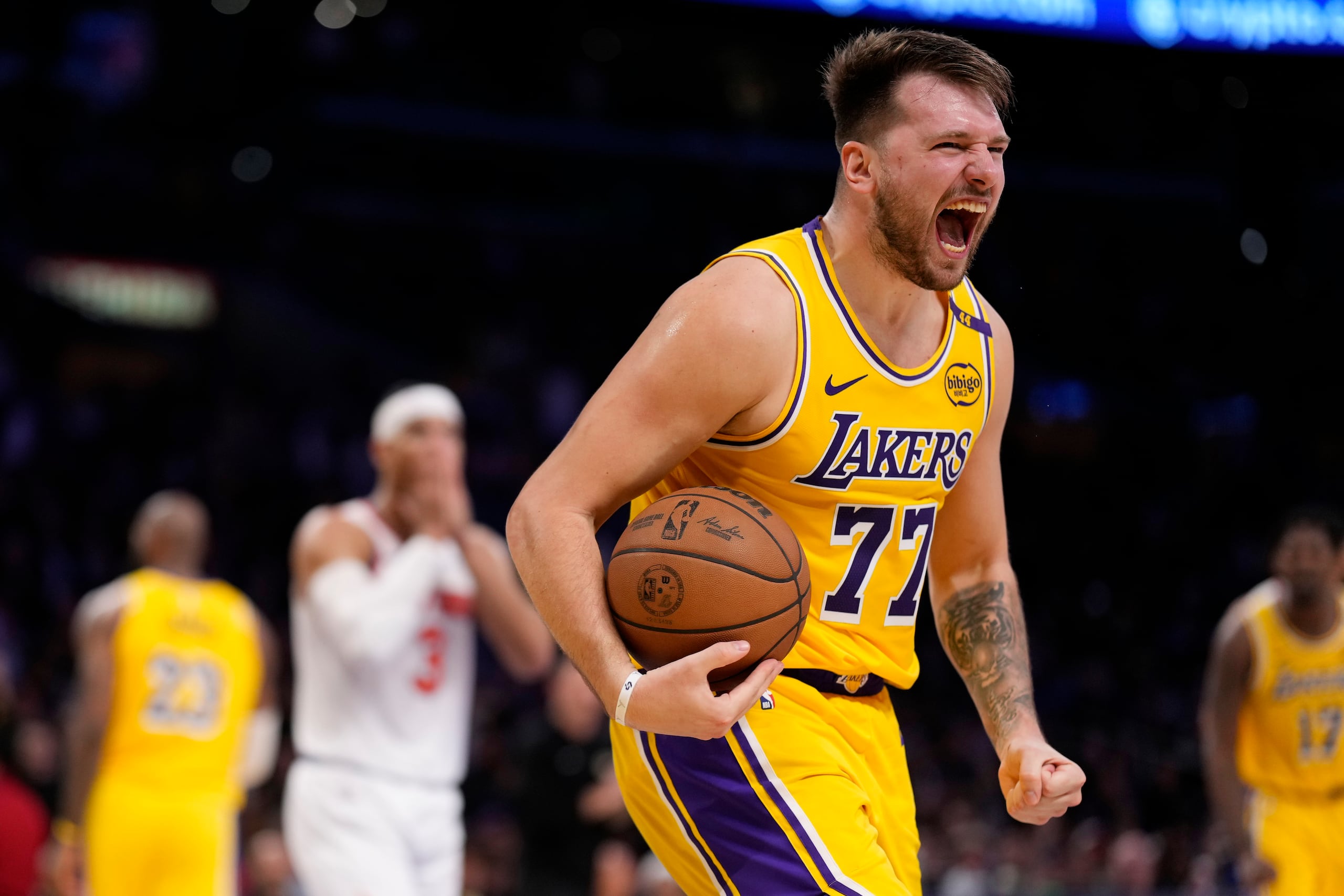 El esloveno Luka Doncic, de los Lakers de Los Ángeles, festeja durante el partido ante los Knicks de Nueva York, el jueves, 6 de marzo de 2025.