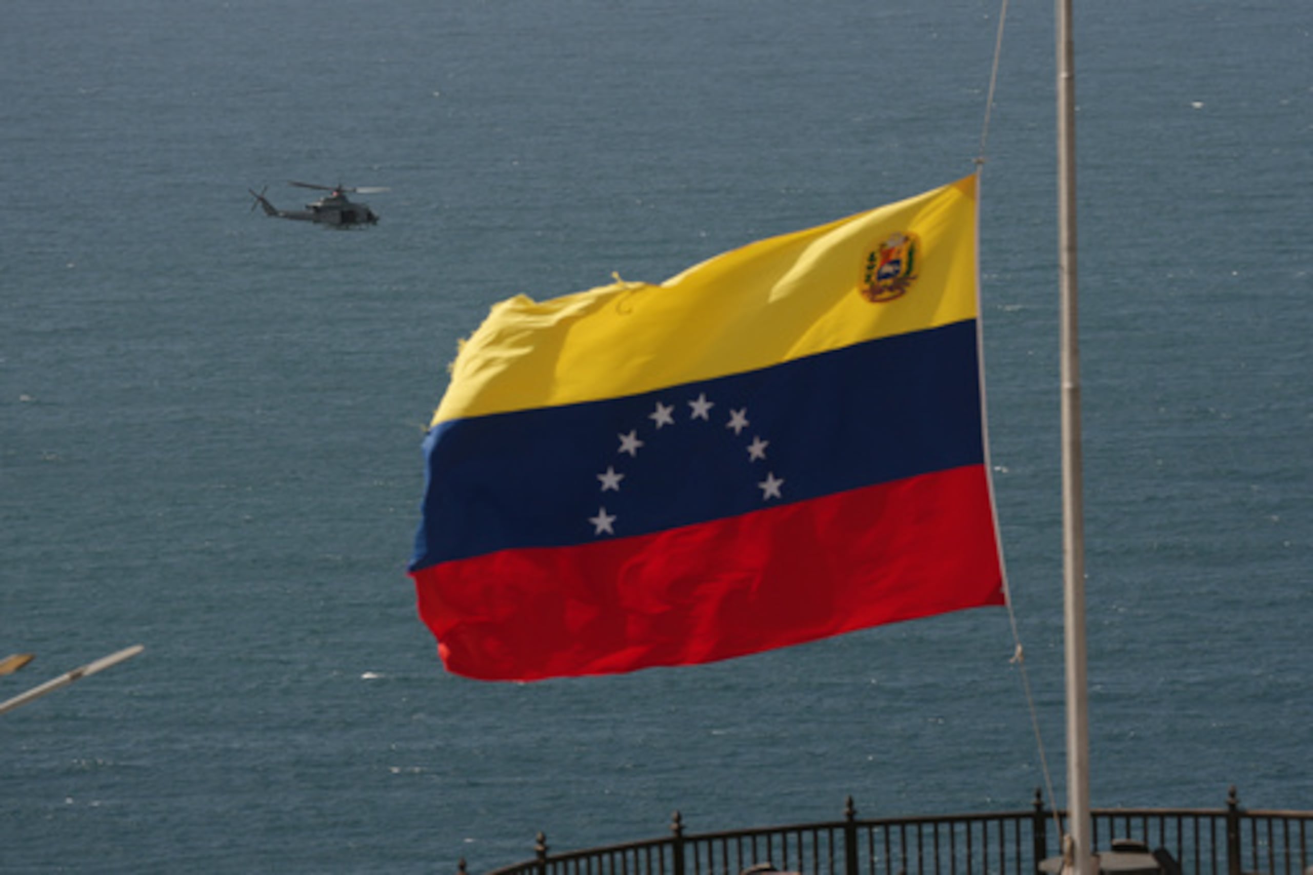 Un helicóptero despega de un buque de la Armada de los Estados Unidos atracado en el puerto para colaborar en las labores de socorro tras el terremoto en La Guaira, Venezuela, el lunes 29 de junio de 2026. (Foto AP/Matias Delacroix)