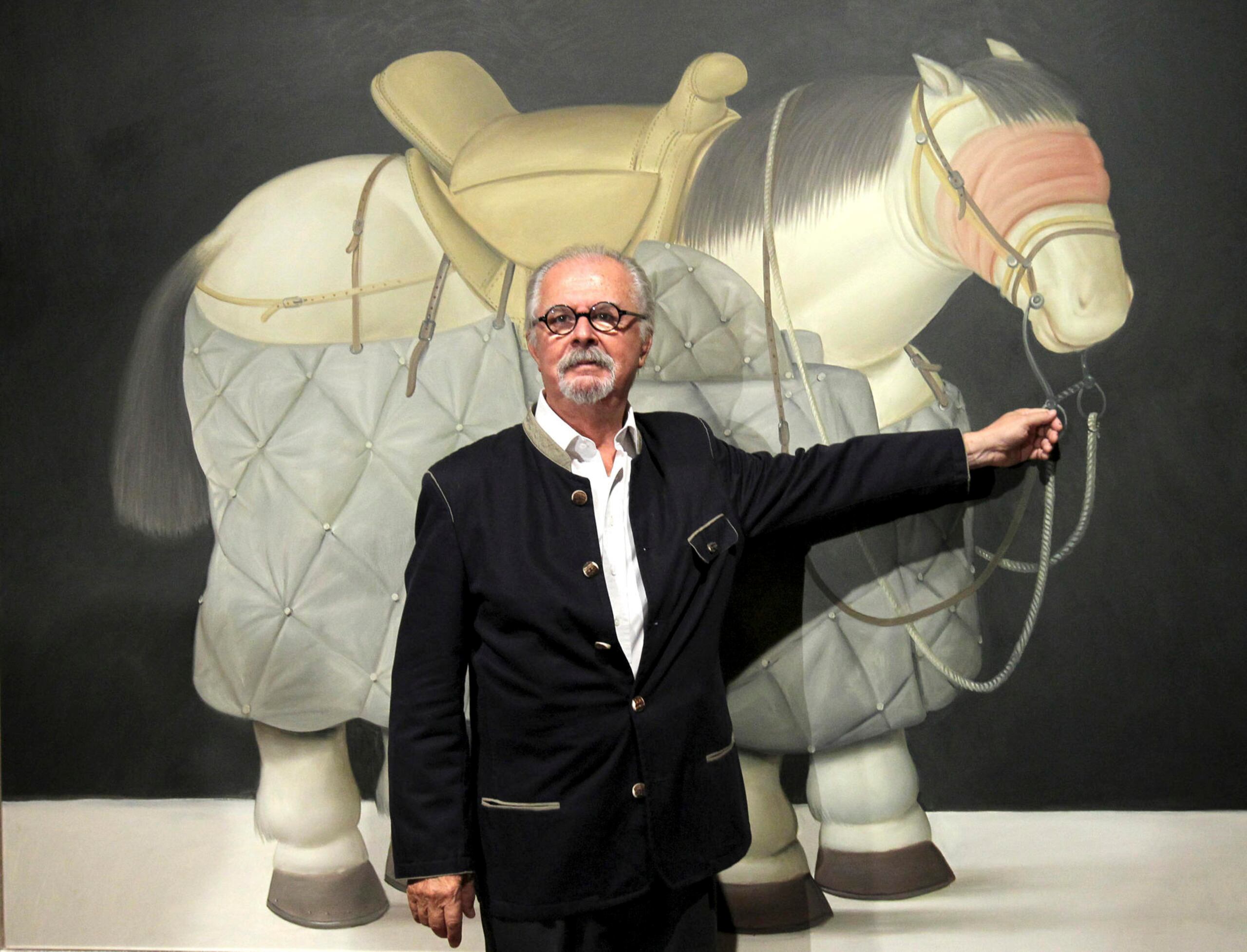 Fernando Botero junto a su obra "Caballo de picador, 1992" en el Museo de Bellas Artes de Bilbao el 8 de octubre de 2012.