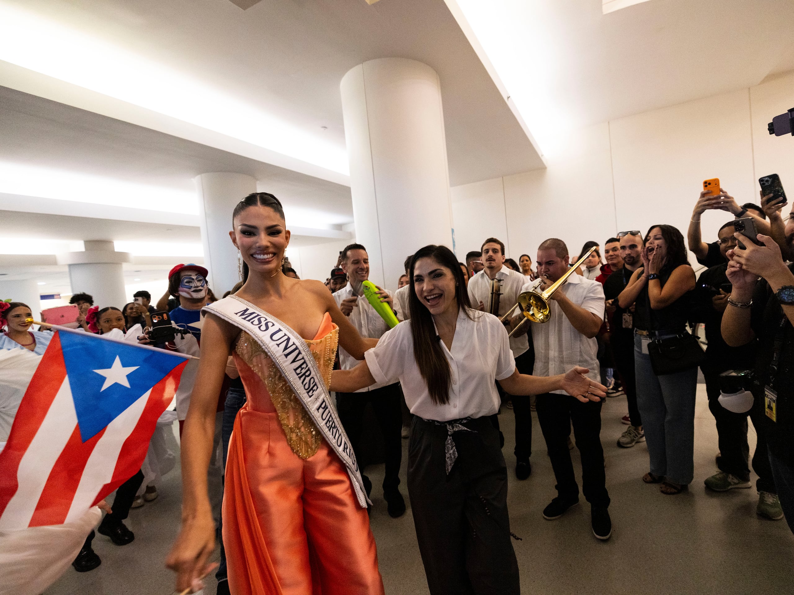 Zashely Alicea abrazó a la directora nacional de Miss Universe Puerto Rico, Yizette Cifredo, a su regreso a la Isla del Encanto.