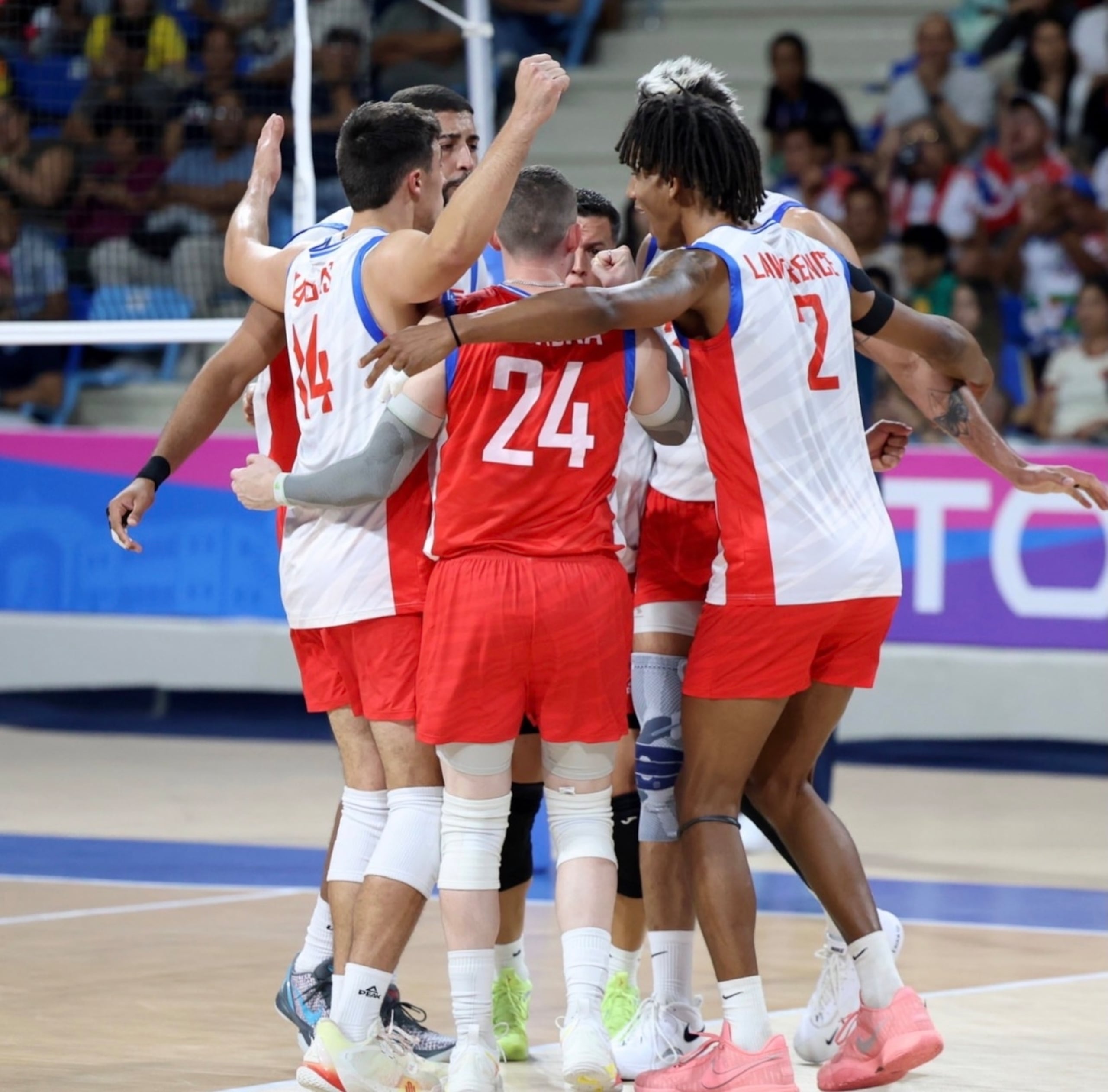 La Selección Nacional de Voleibol masculino celebra tras conseguir un punto en la final de los Juegos Centroamericanos y del Caribe.
