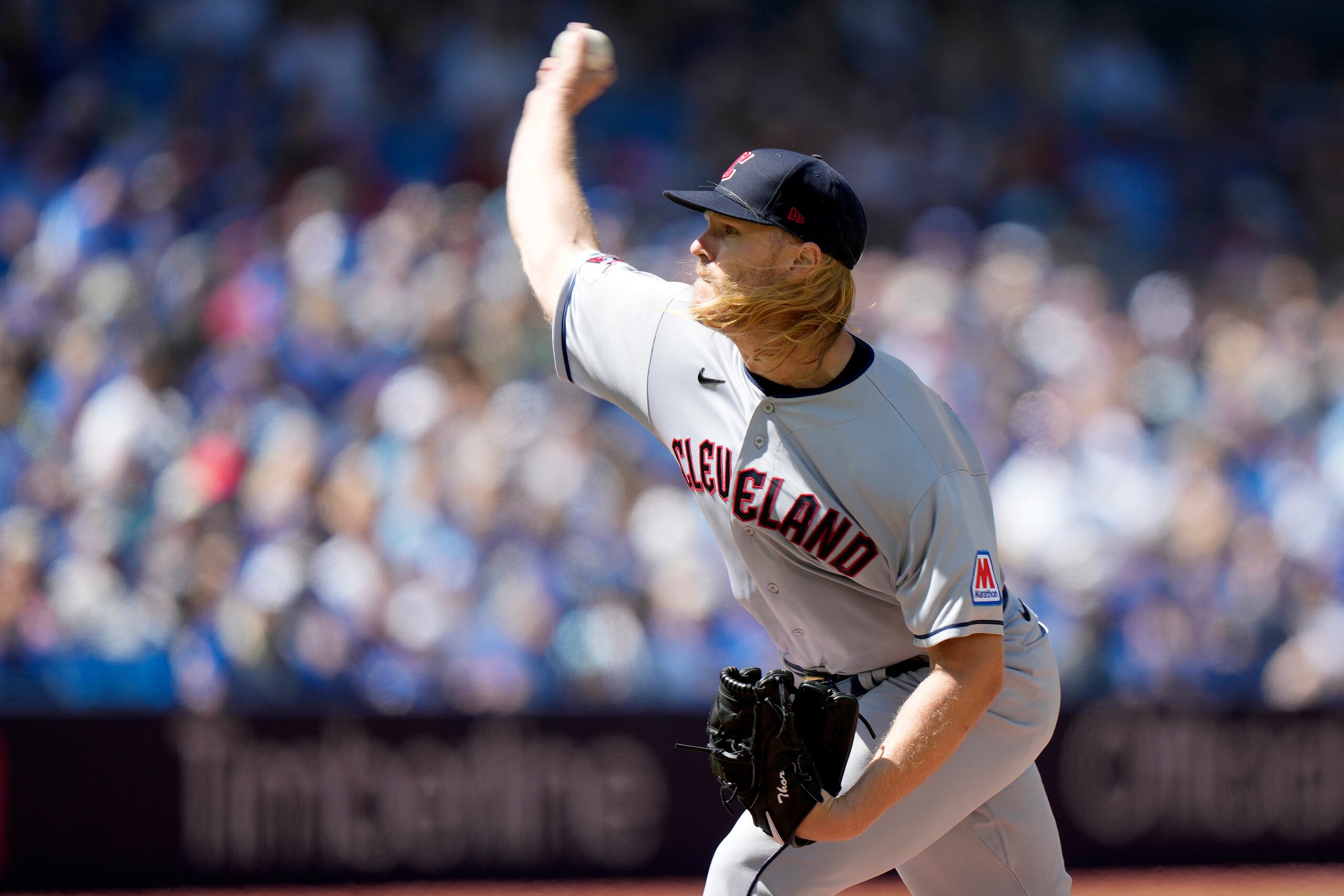 El abridor Noah Syndergaard de los Guardianes de Cleveland lanza ante los Blue Jays de Toronto durante la primera entrada del juego en Toronto.