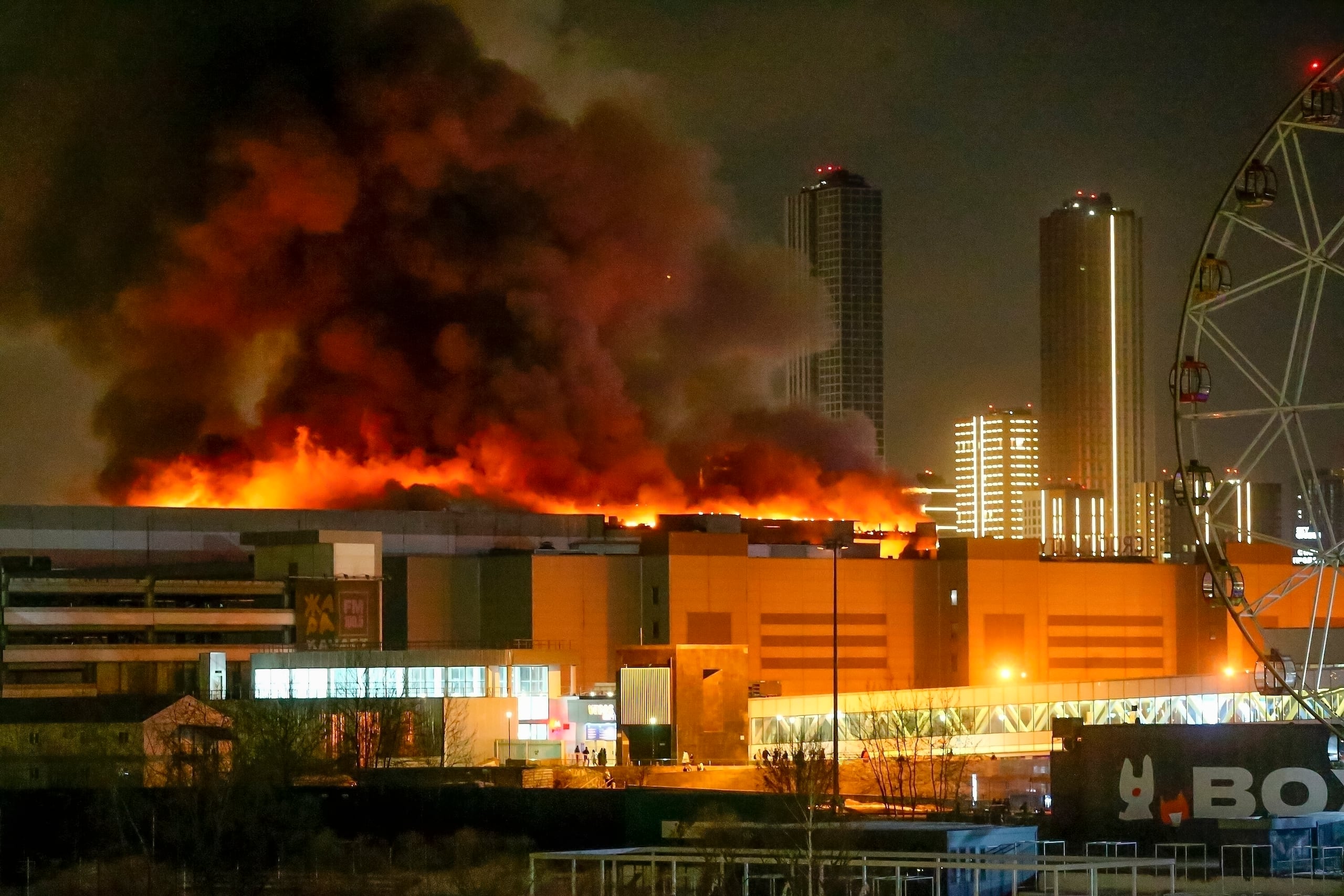 Tras el sanguinario ataque, los individuos incendiaron el auditorio.