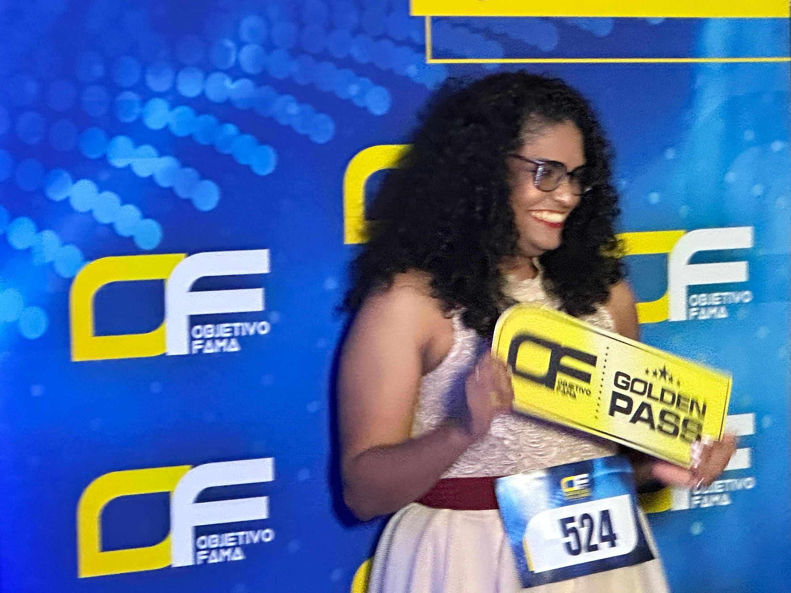 Learne Cruz, quien esperó desde el mediodía para competir en el reto de karaoke, consiguió su "Golden Pass" al interpretar "Génesis" de Lucecita Benítez.