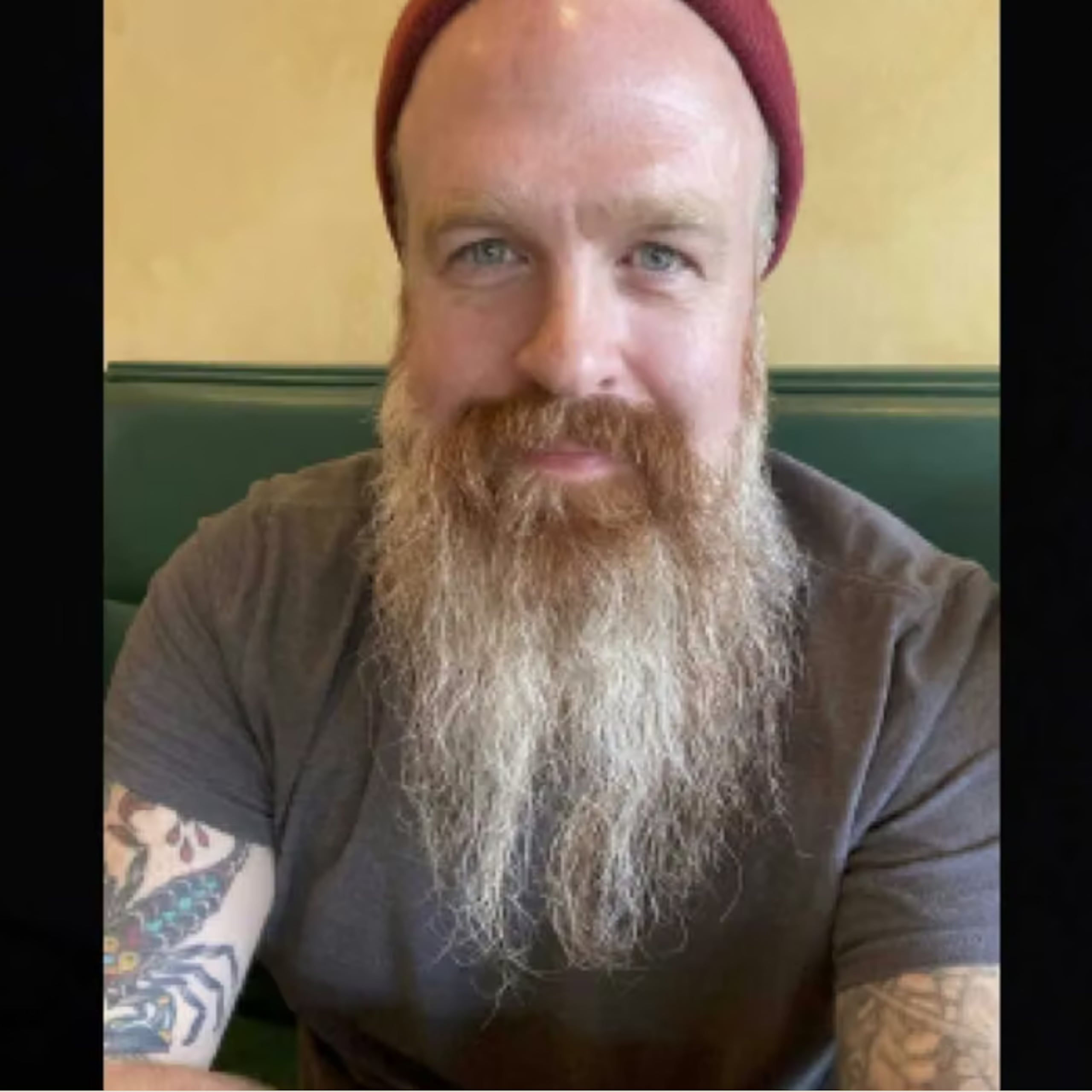 Joshua Cochran, de 44 años, laboraba como editor digital de la cadena FOX News Media y se había mudado a Alexandria para estar más cerca de su hijo.