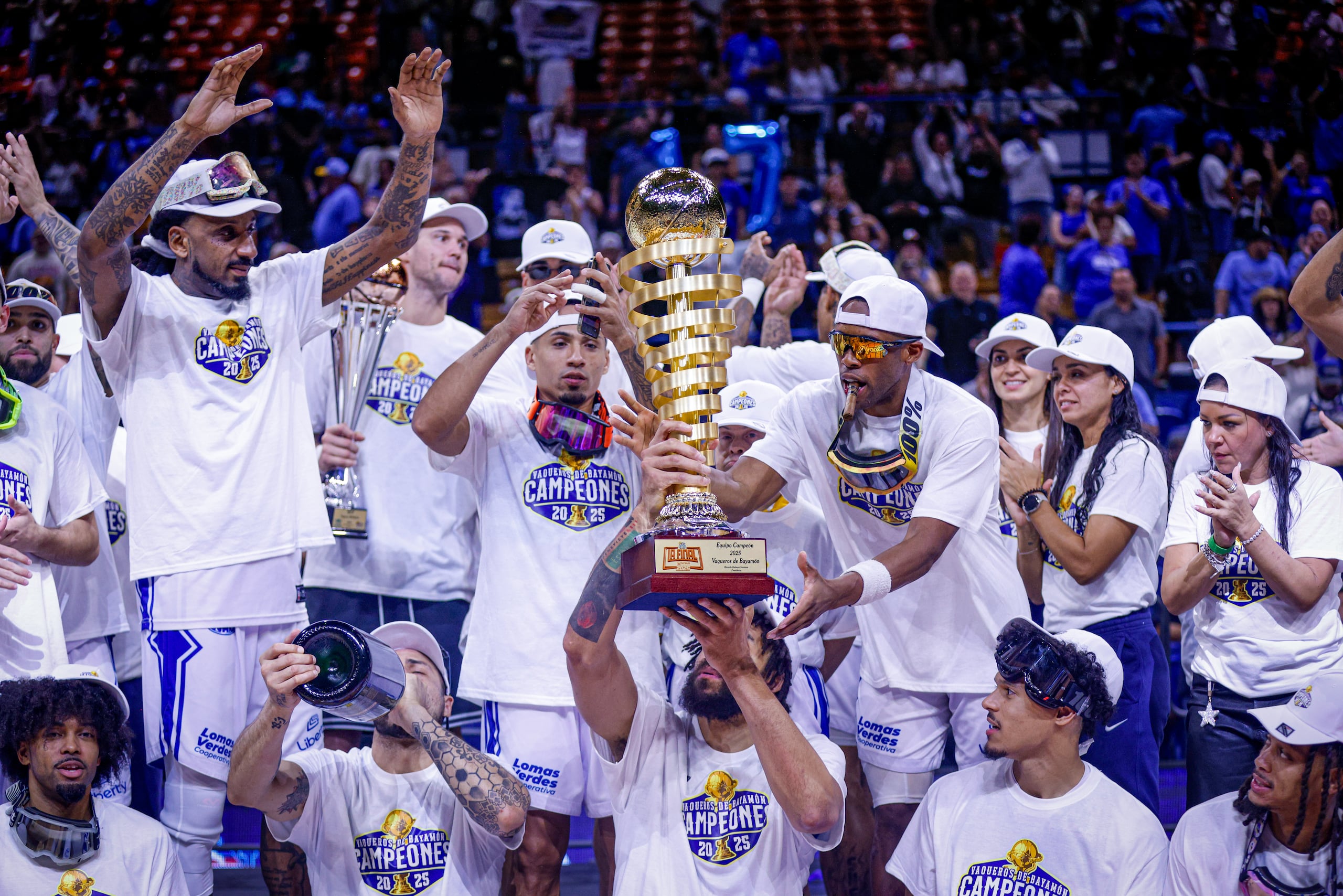 JaVale McGee alza el campeonato del BSN junto a los Vaqueros.