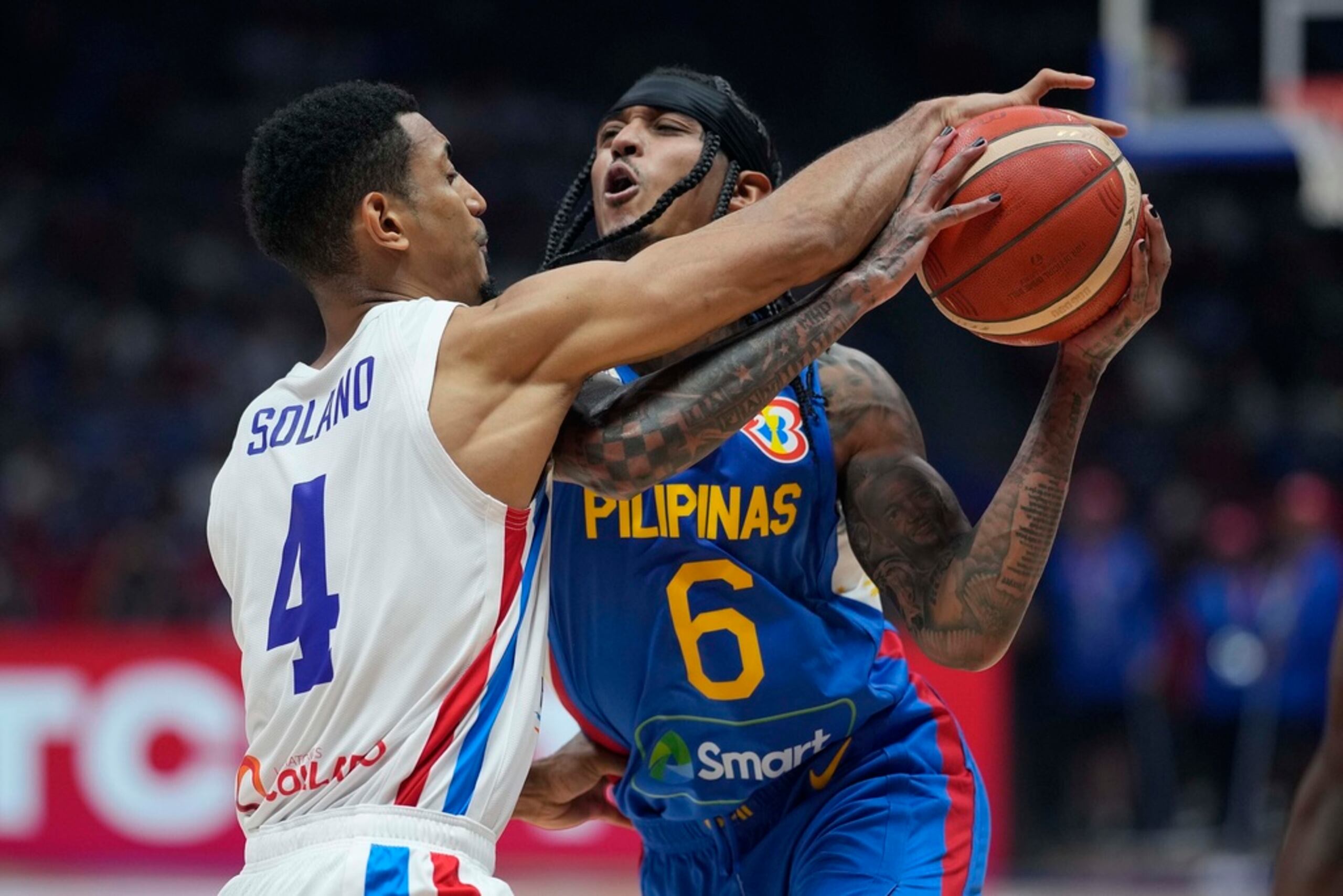 El escolta de República Dominicana, Gelvis Solano, defiende a Jordan Clarkson en el partido del Mundial de Baloncesto.