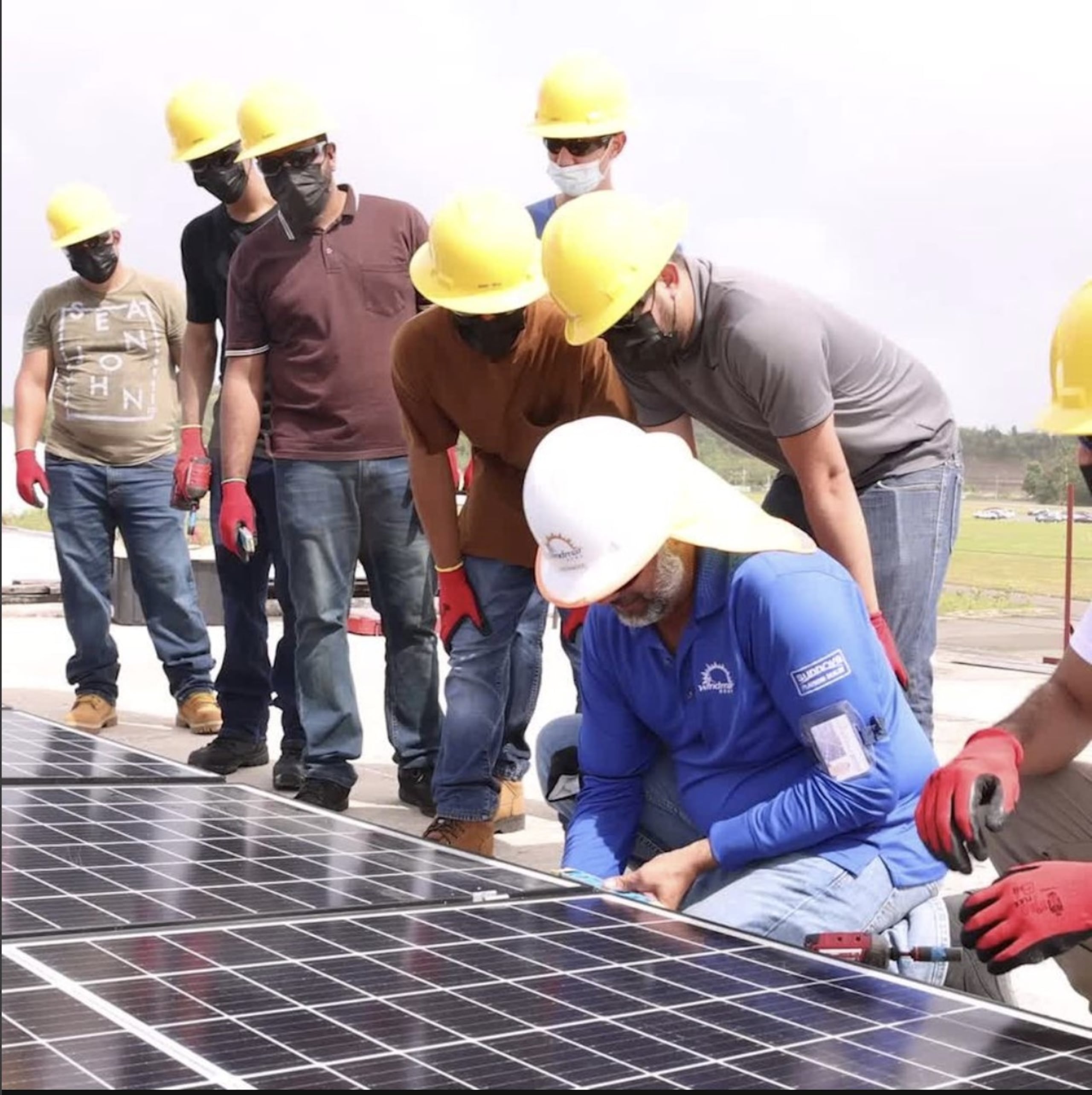 Capacitación de instalación de placas solares.