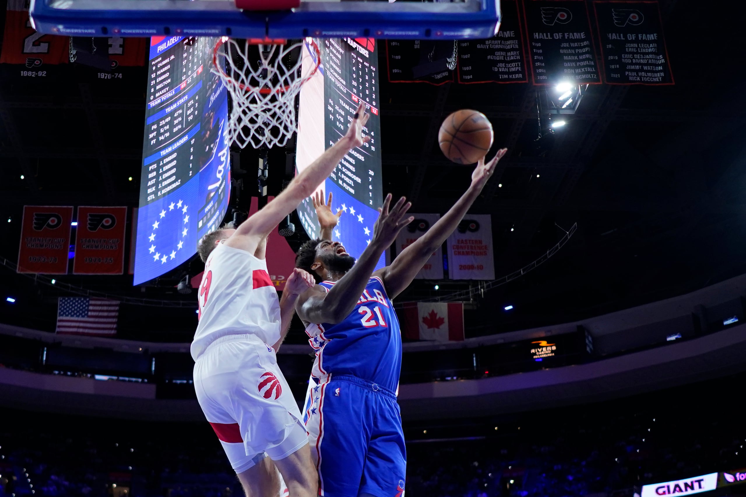 El centro de los 76ers de Filadelfia, Joel Embiid, ataca el canasto durante un partido contra los Raptors de Toronto.