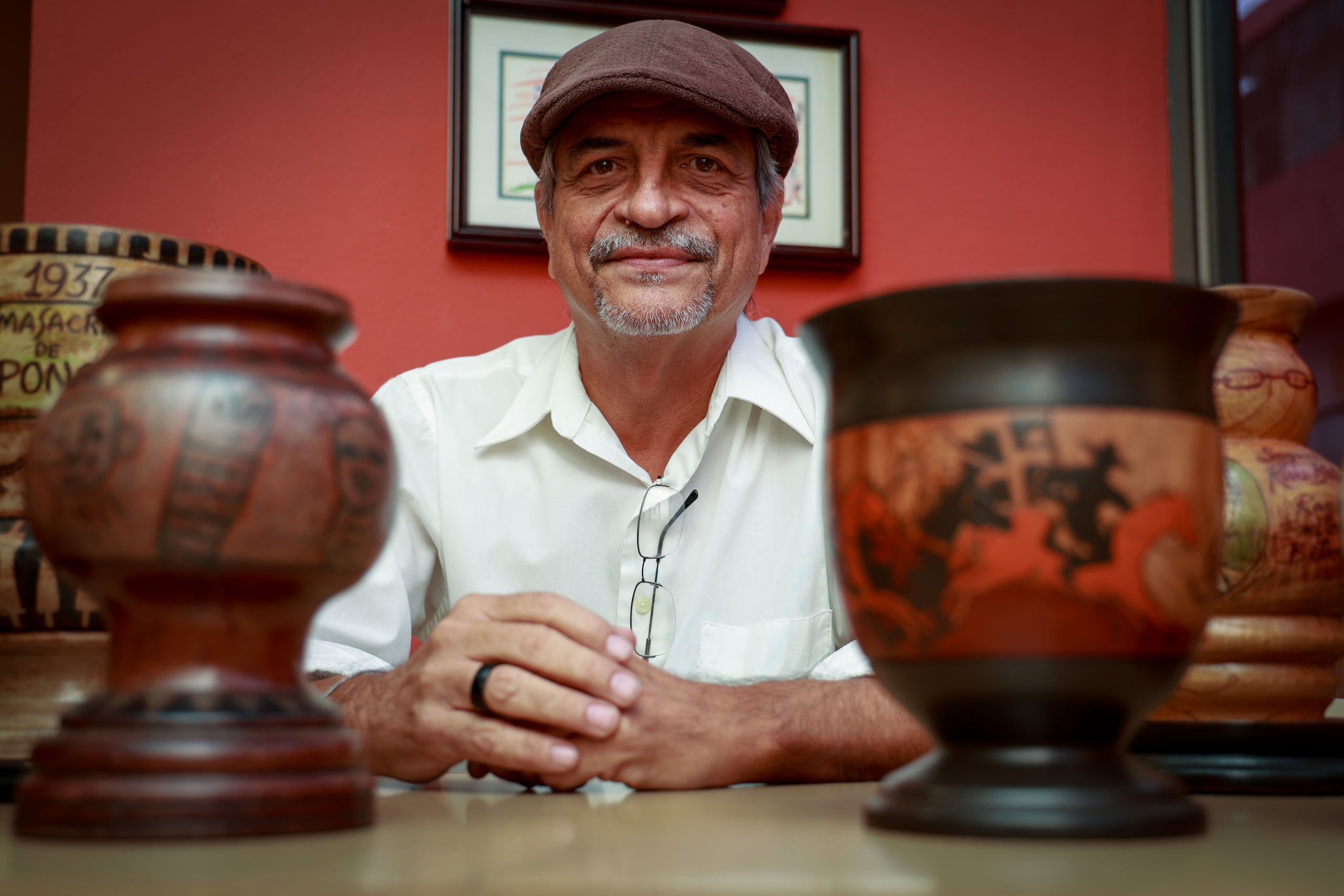 El cartelista y serigrafista trabaja también con ánforas hechas en caoba que ilustra con la técnica de pirograbado.