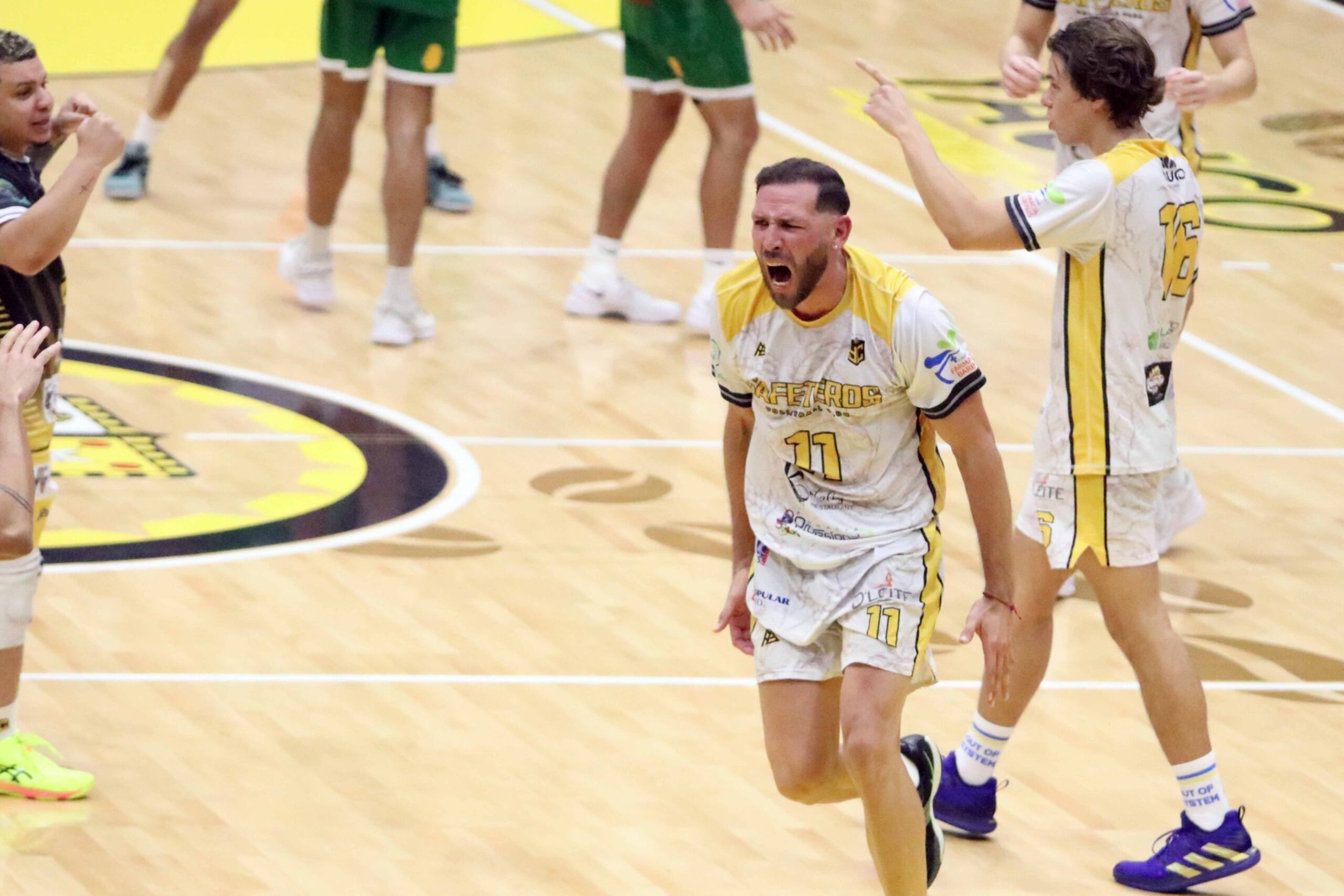 El central Jessie Colón celebra un punto de Yauco, que ganó en puntos extras el cuarto partido de su serie ante los Plataneros.