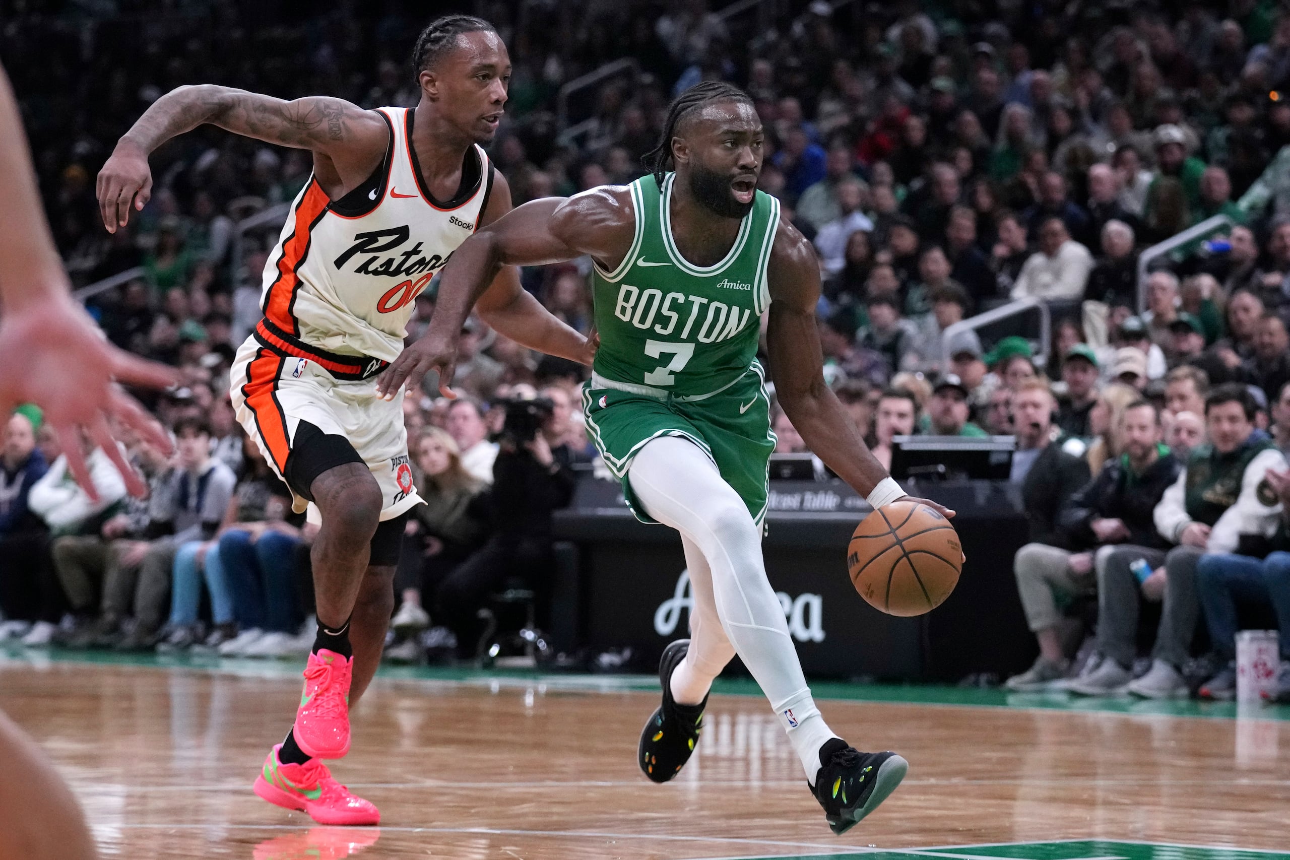 Jaylen Brown, de los Celtics, ataca el canasto ante la defensa de Ronald Holland II, de los Pistons.