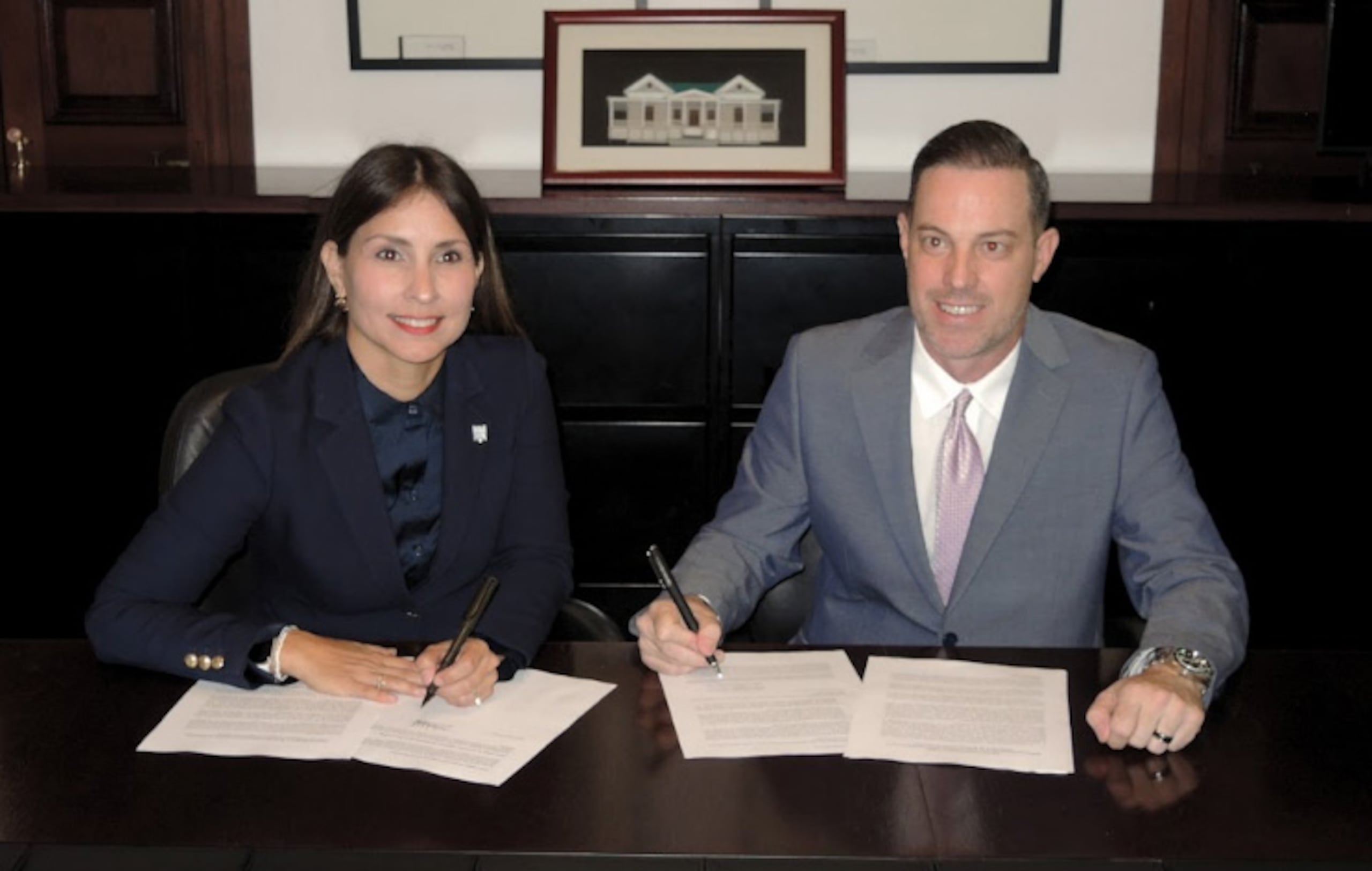 La firma se llevó a cabo en la sede del Colegio de Arquitectos y Arquitectos Paisajistas en San Juan, con la presencia de la arquitecta Alexandra Betancourt Pagán, presidenta del CAAPPR y el agrimensor Carlos Fournier Morales, presidente del CIAPR.